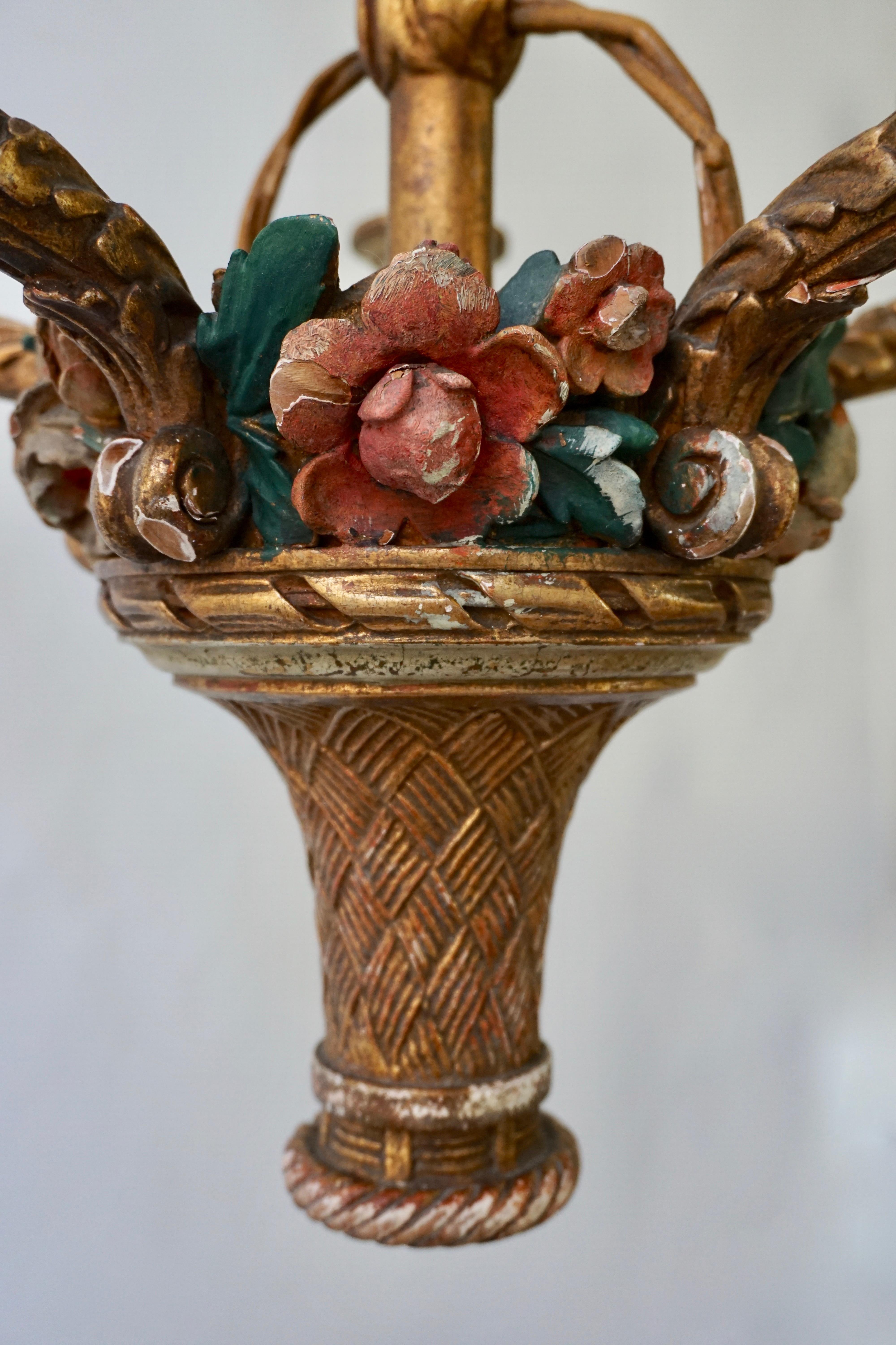 Italienischer italienischer Kronleuchter aus vergoldetem Holz mit Blumen im Angebot 9