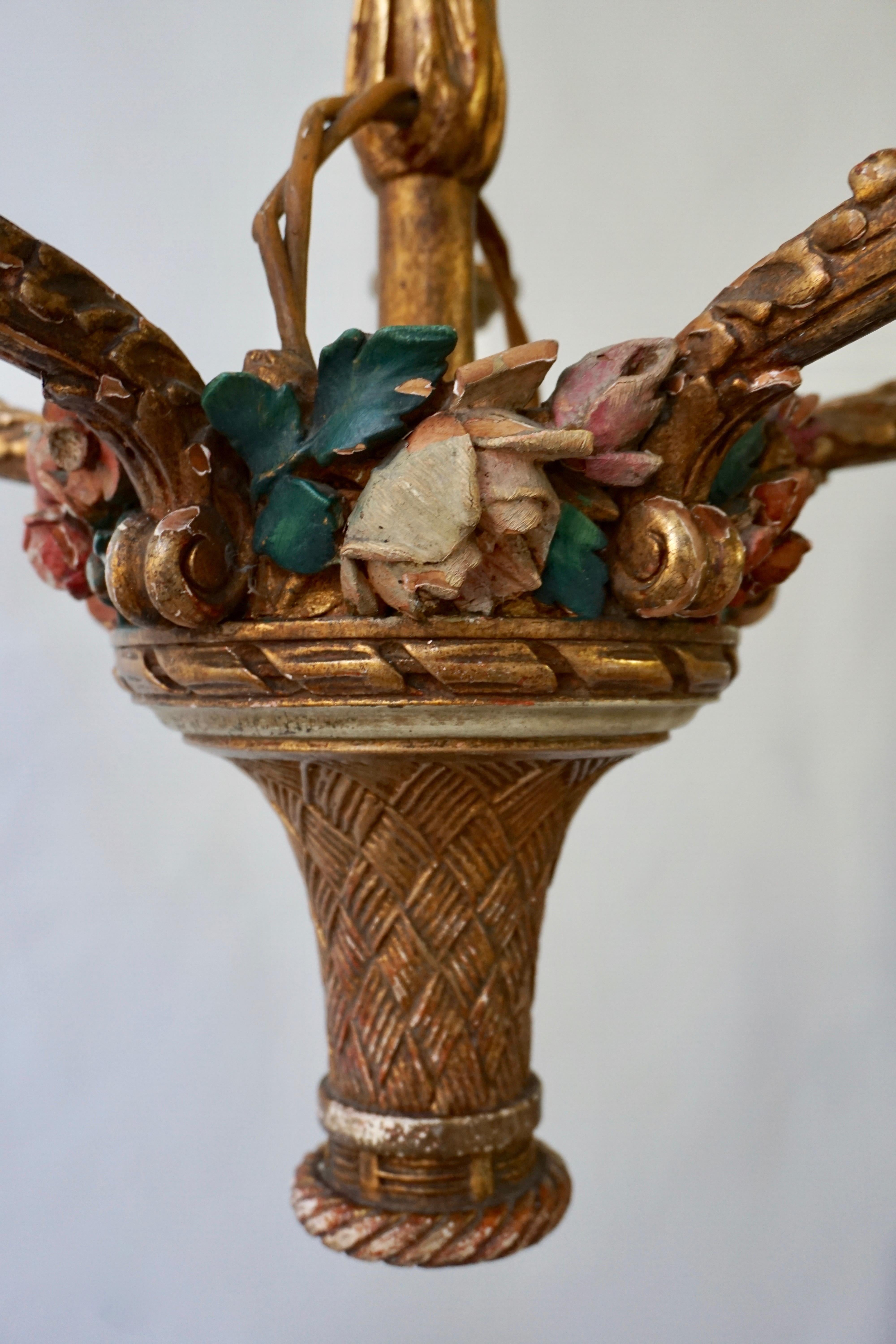 Italienischer italienischer Kronleuchter aus vergoldetem Holz mit Blumen im Angebot 10