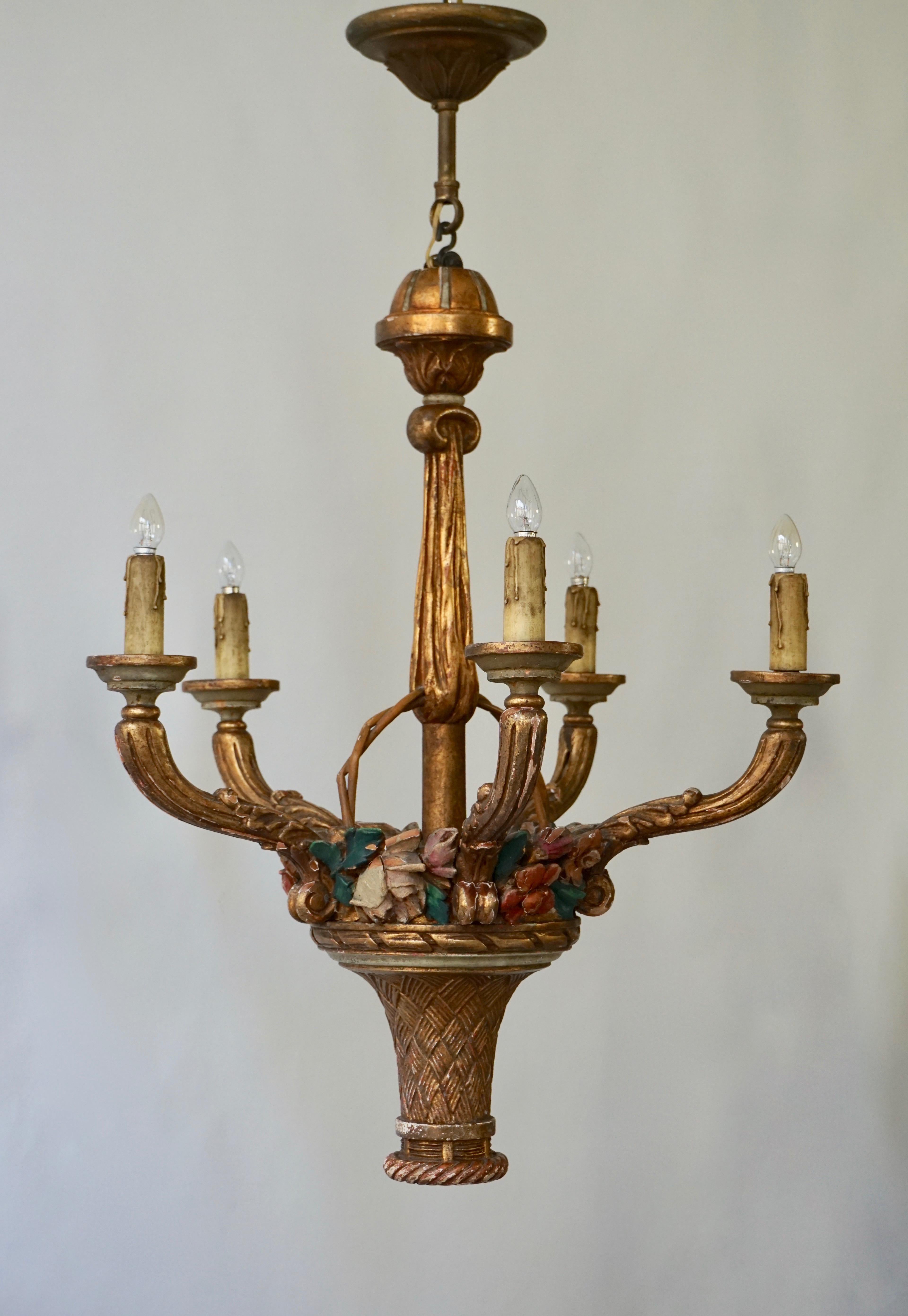 Italian five-light giltwood chandelier with flowers.
Measures: Diameter 51 cm.
Height fixture 66 cm.
Total height 80 cm.
Five E14 bulbs.