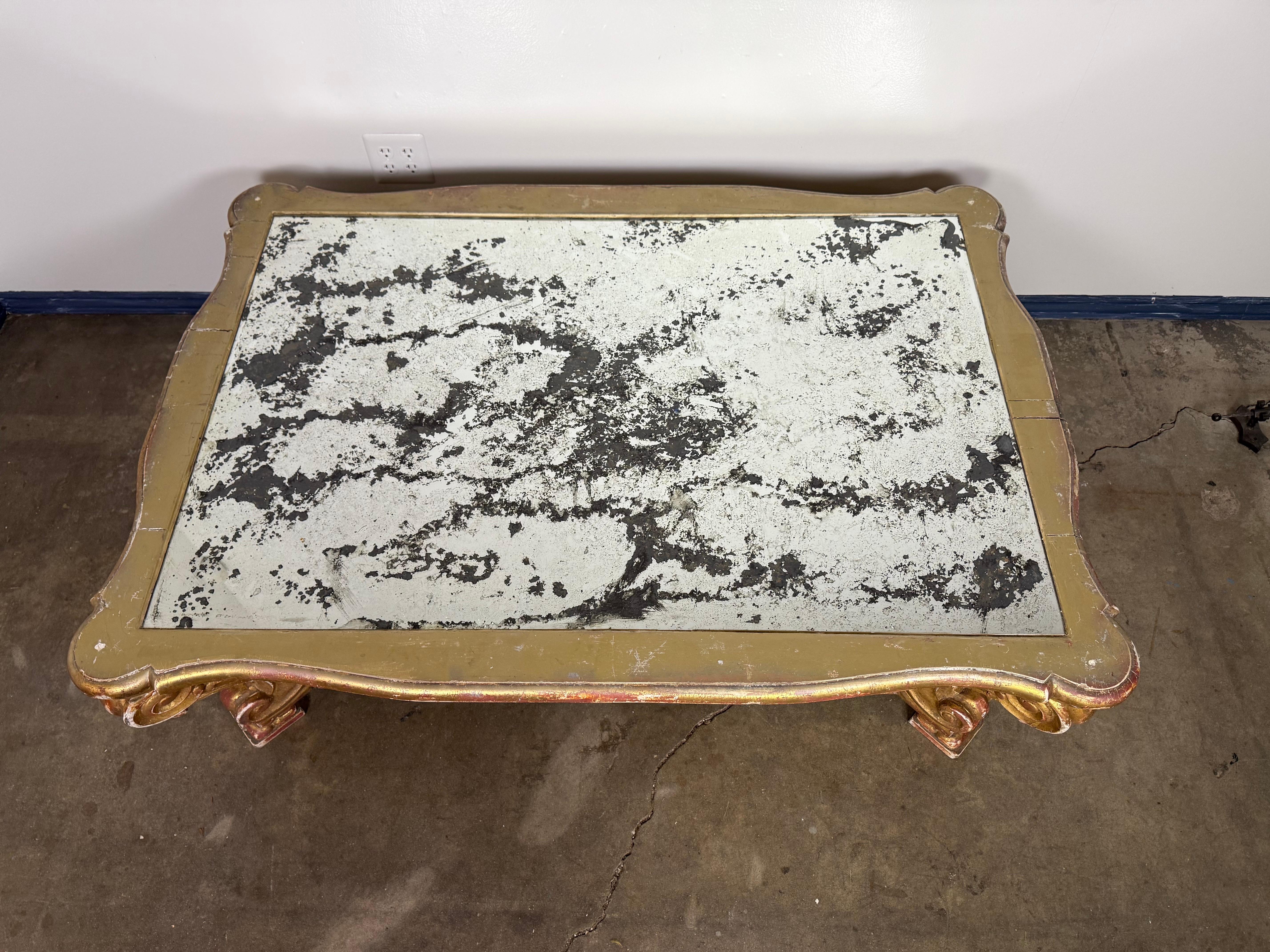 Italienischer Giltwood Couchtisch mit verspiegelter Platte im Angebot 4