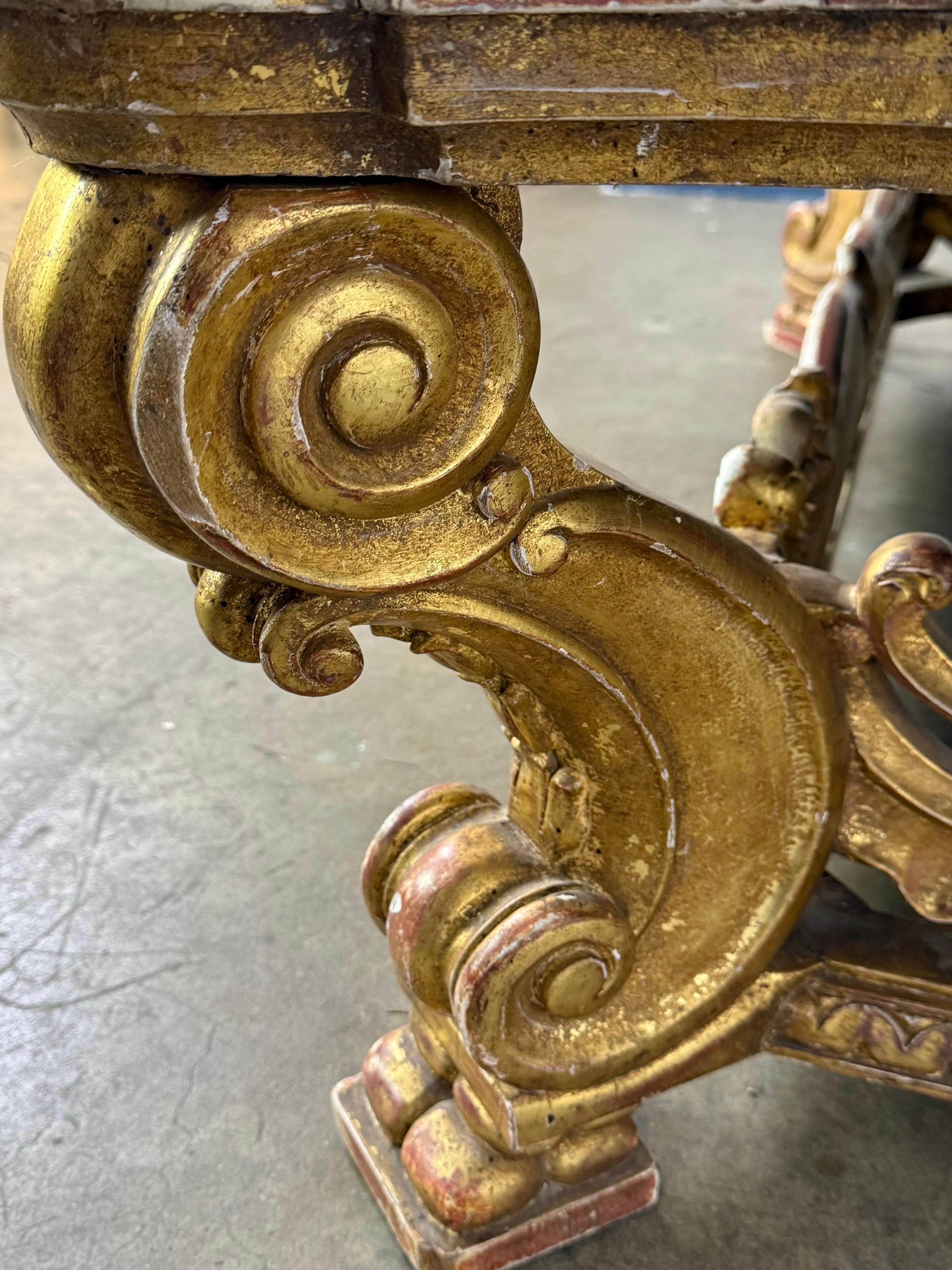 Italienischer Giltwood Couchtisch mit verspiegelter Platte im Angebot 5