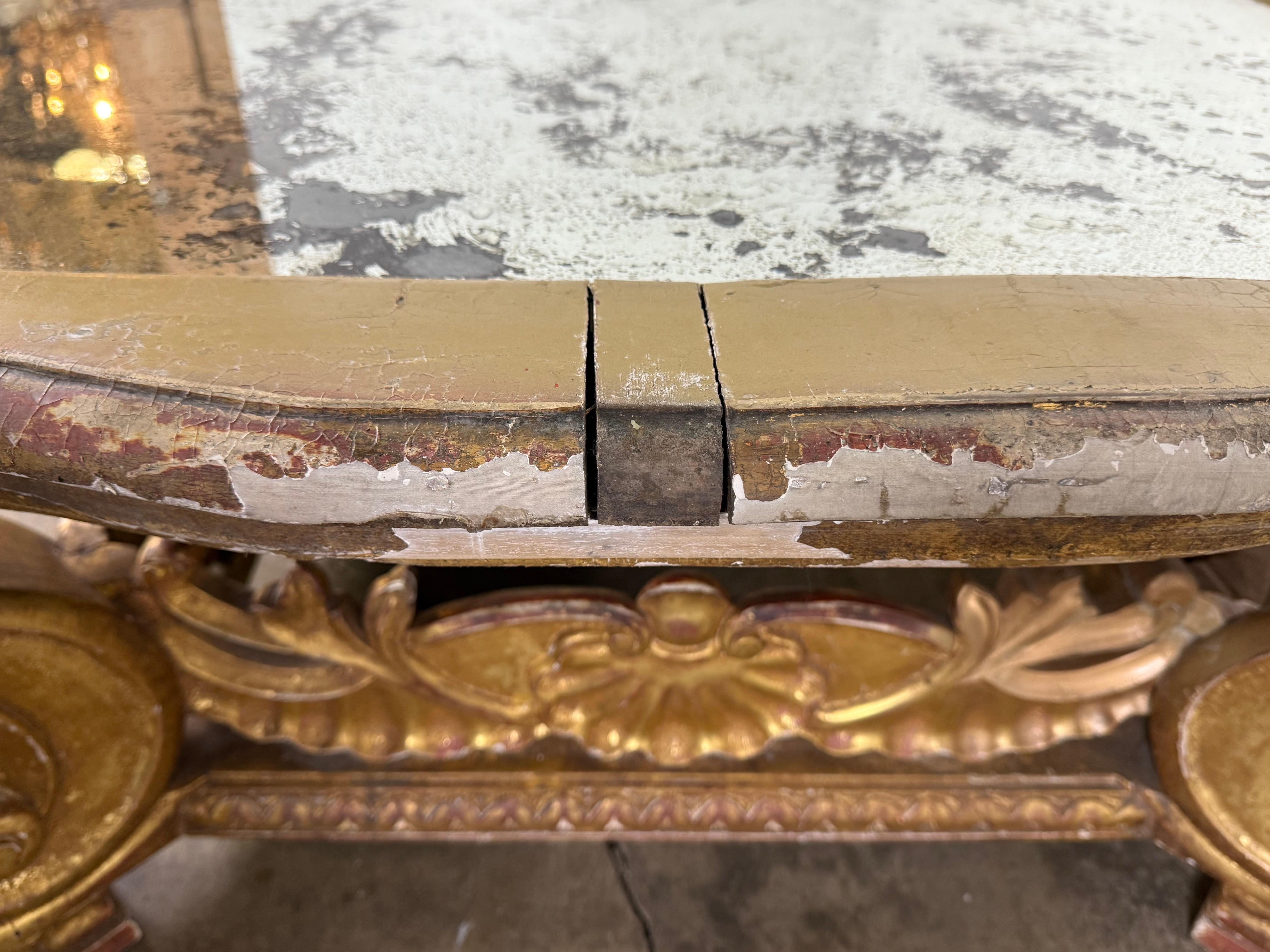 Italienischer Giltwood Couchtisch mit verspiegelter Platte im Angebot 8
