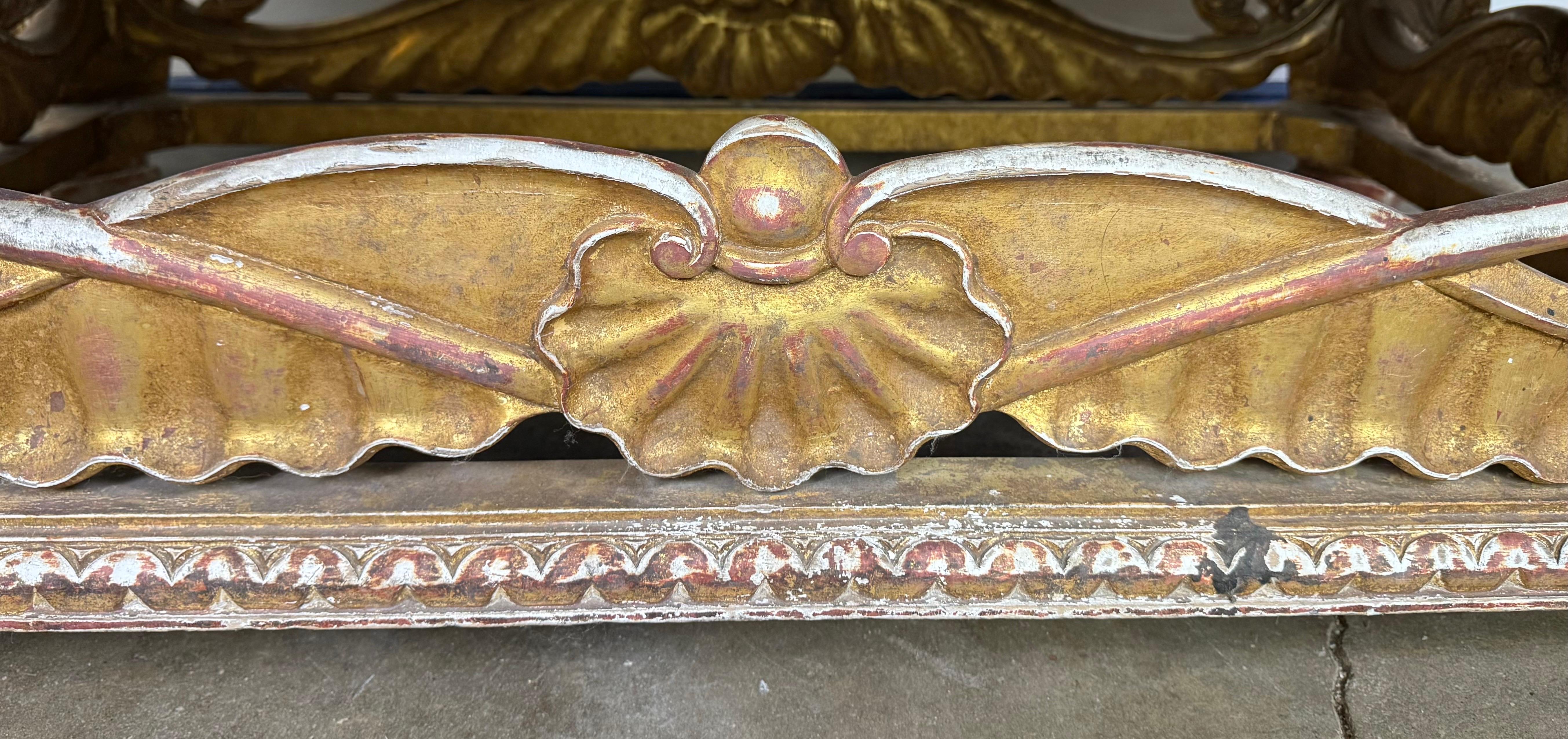 Italienischer Giltwood Couchtisch mit verspiegelter Platte im Angebot 9
