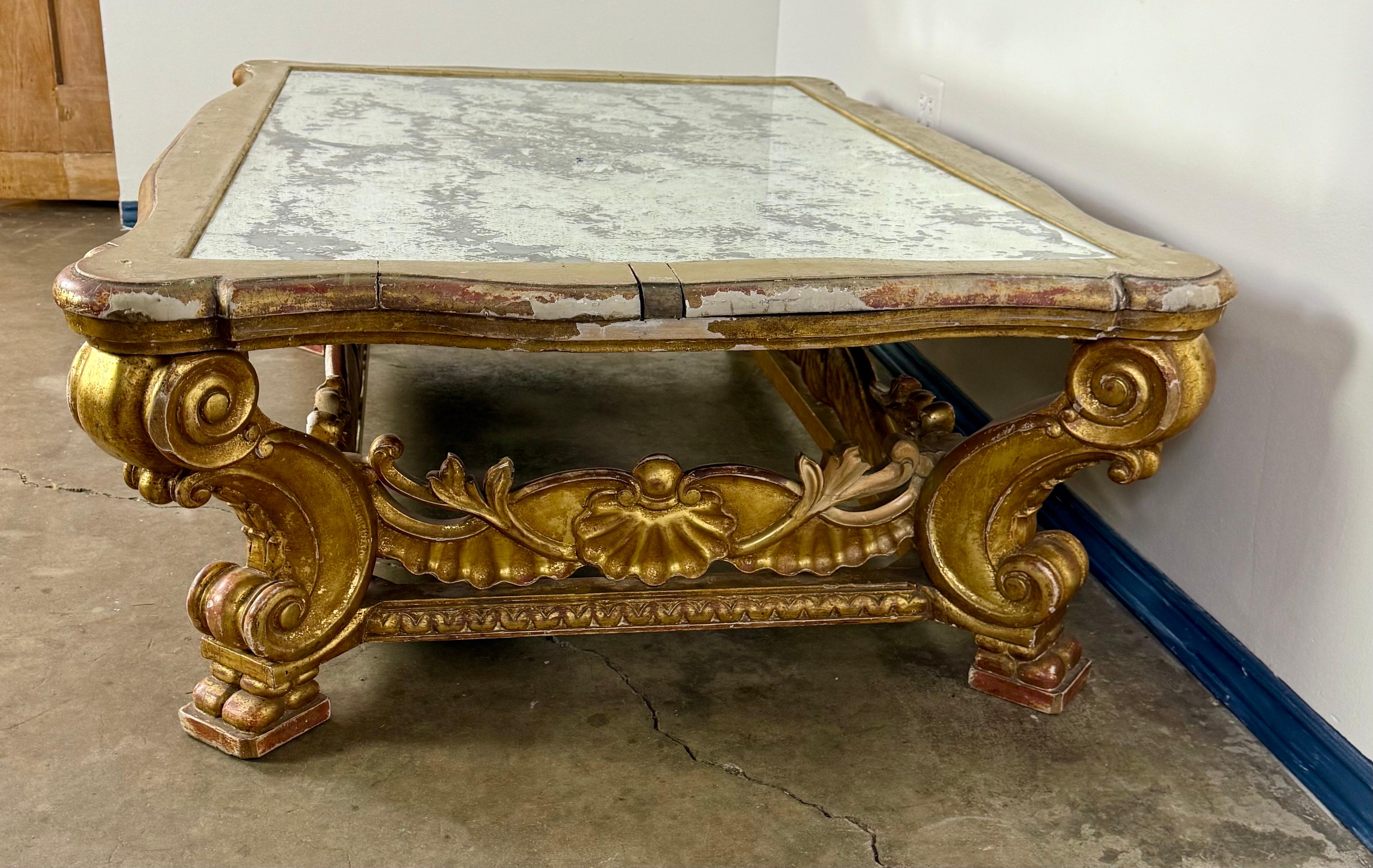 Italienischer Giltwood Couchtisch mit verspiegelter Platte im Angebot 11
