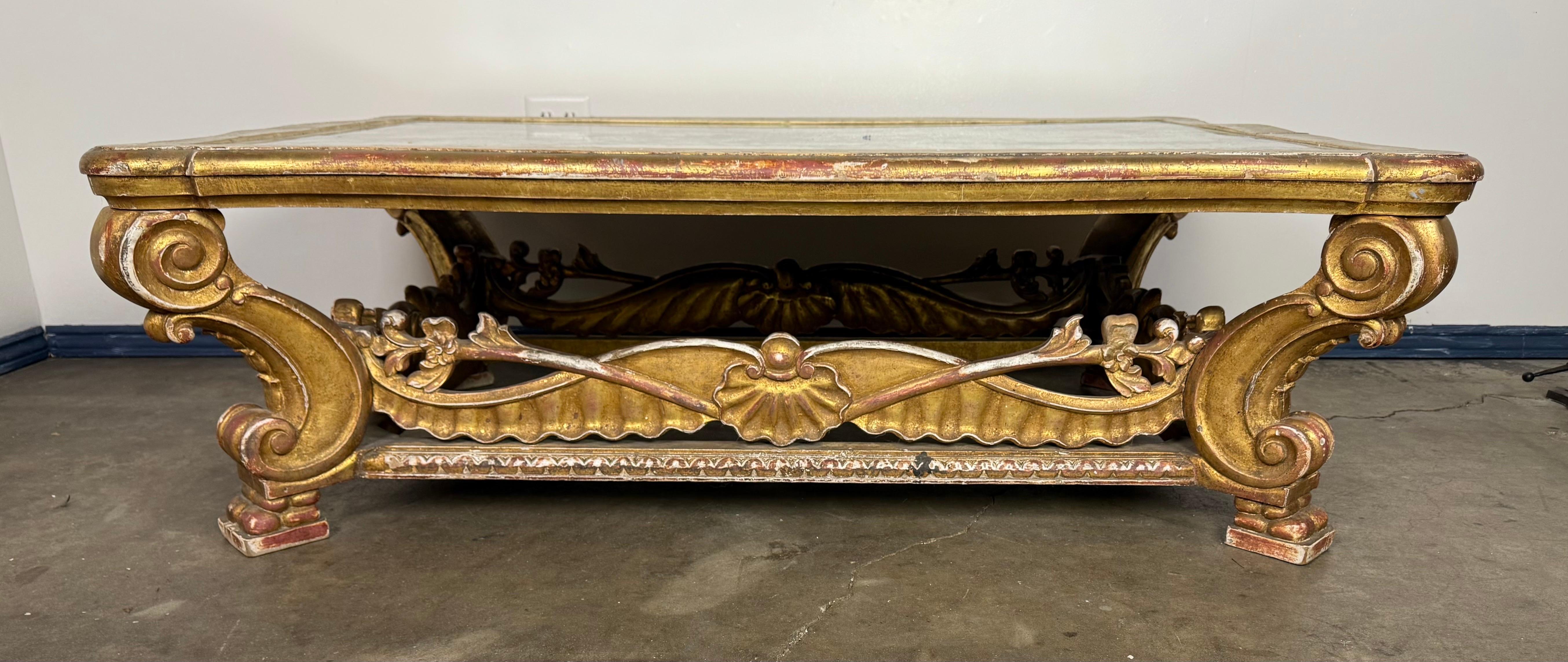 Italienischer Giltwood Couchtisch mit verspiegelter Platte (Barock) im Angebot