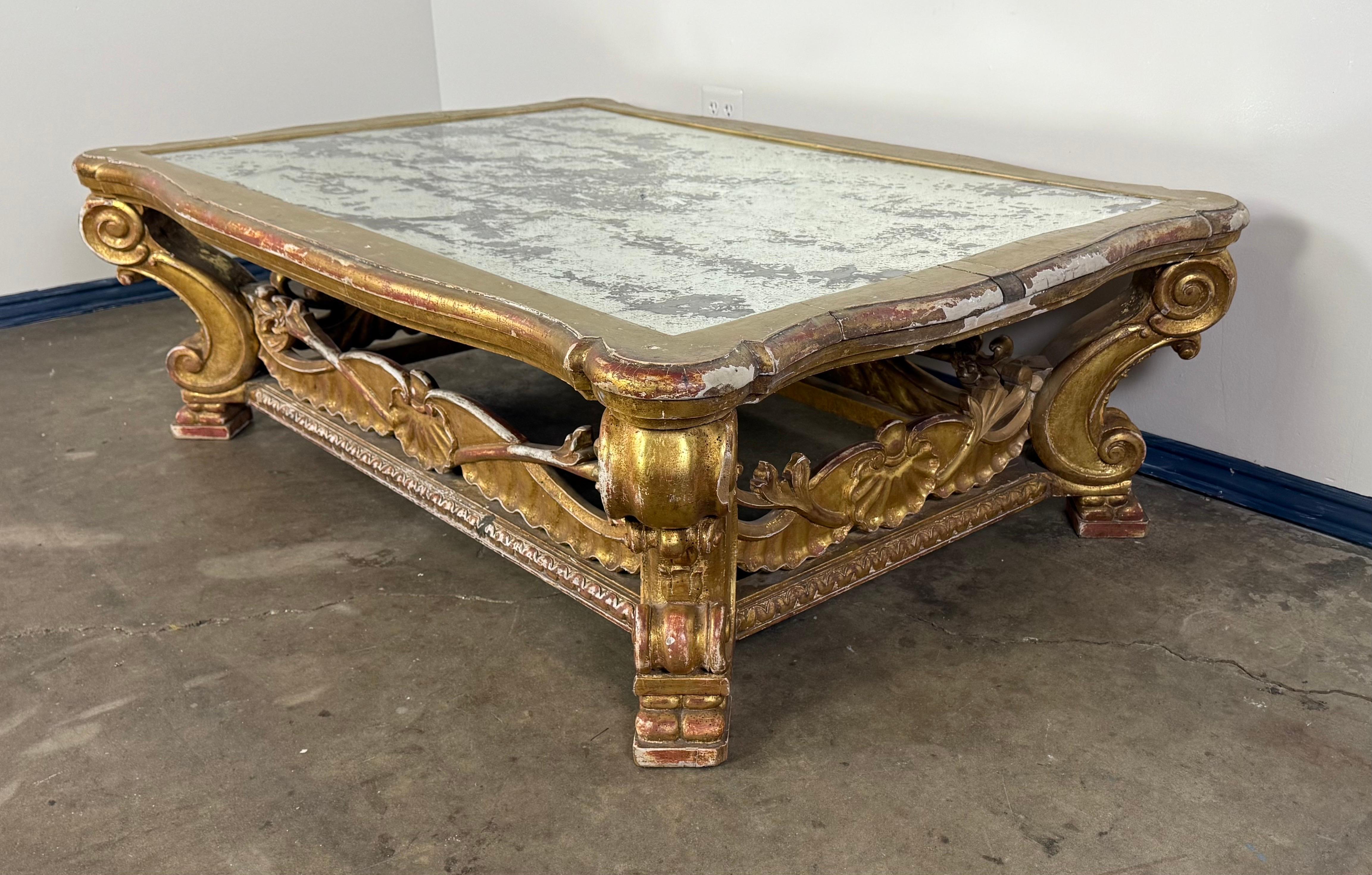 Italienischer Giltwood Couchtisch mit verspiegelter Platte im Zustand „Starke Gebrauchsspuren“ im Angebot in Los Angeles, CA