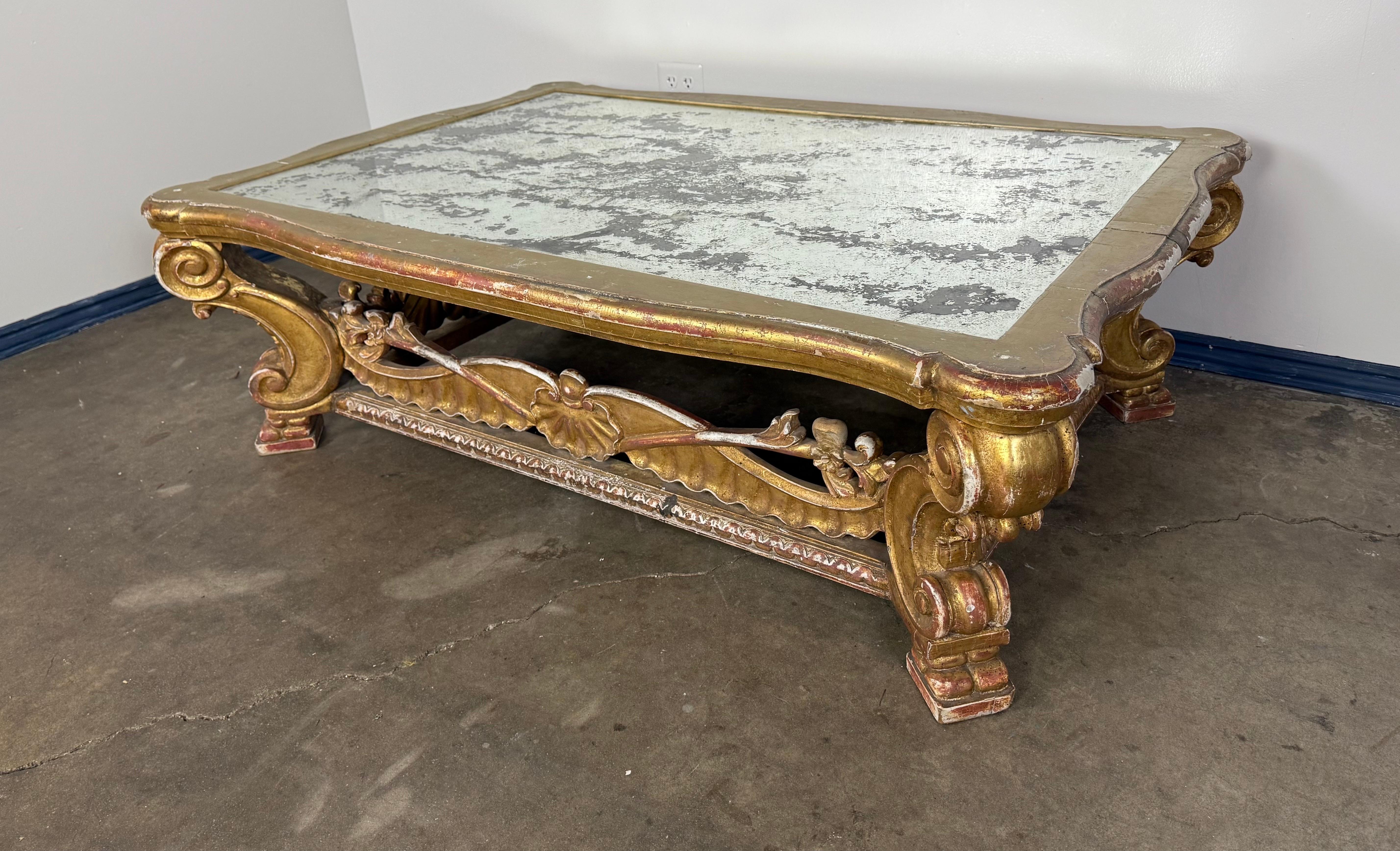 Italienischer Giltwood Couchtisch mit verspiegelter Platte (Spiegel) im Angebot
