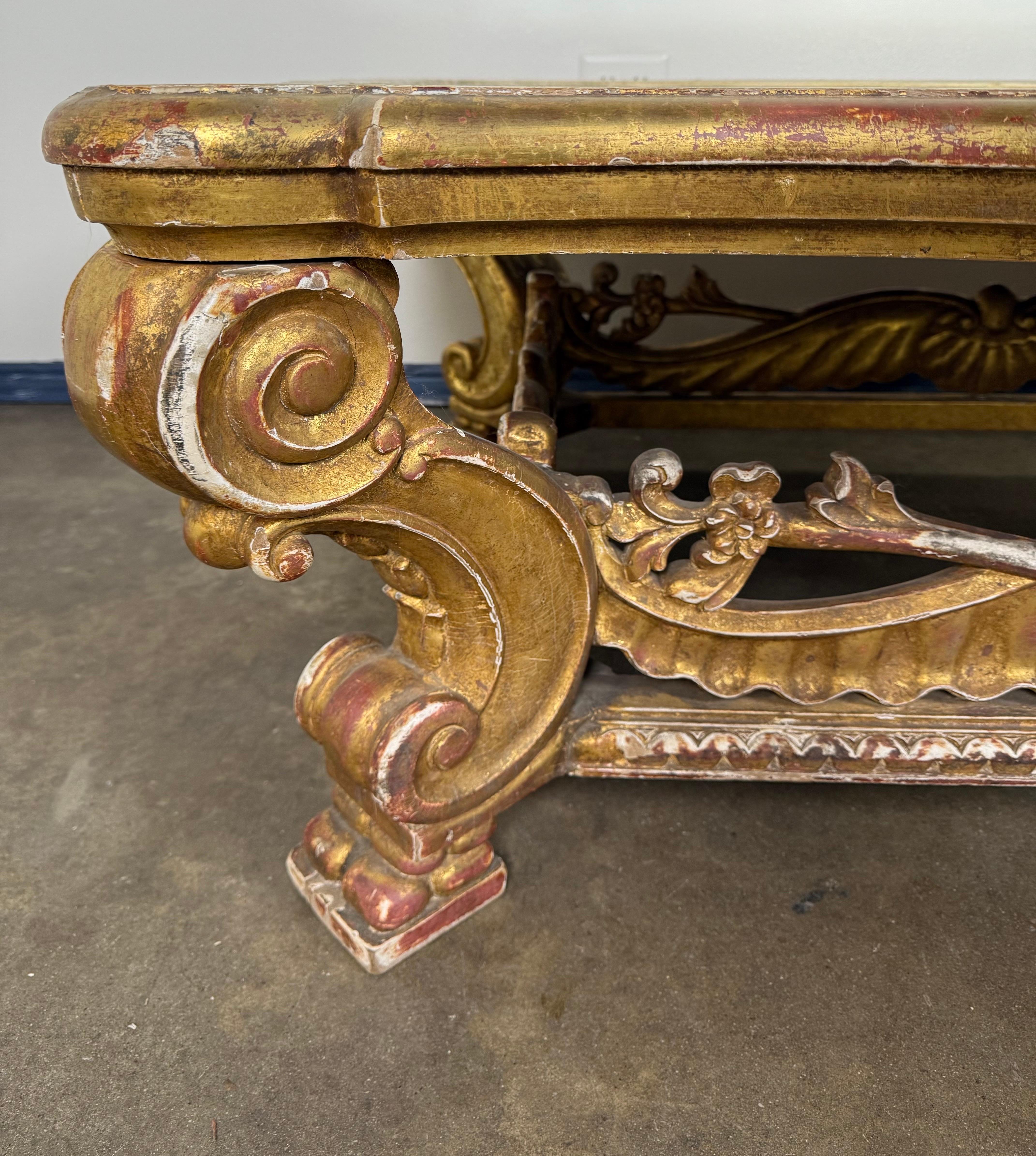 Italienischer Giltwood Couchtisch mit verspiegelter Platte im Angebot 2