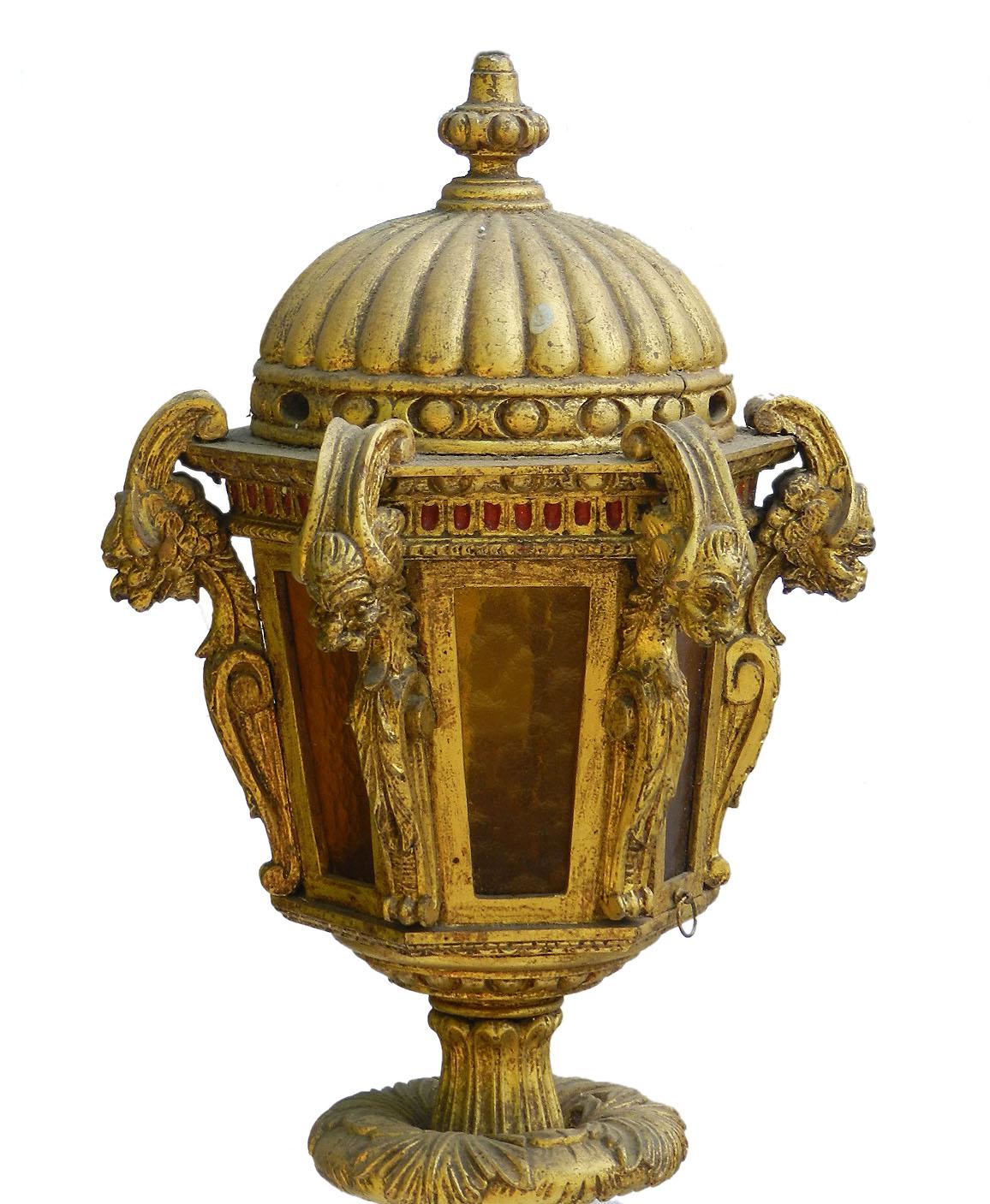 Lampadaire en bois doré 19ème siècle italien
Insolite et rare lanterne de rue vénitienne
Récupération facile du tissu de votre choix. A l'origine, velours rose sombre, aujourd'hui charmant et porté avec une grandeur fanée
Le bois doré est superbe