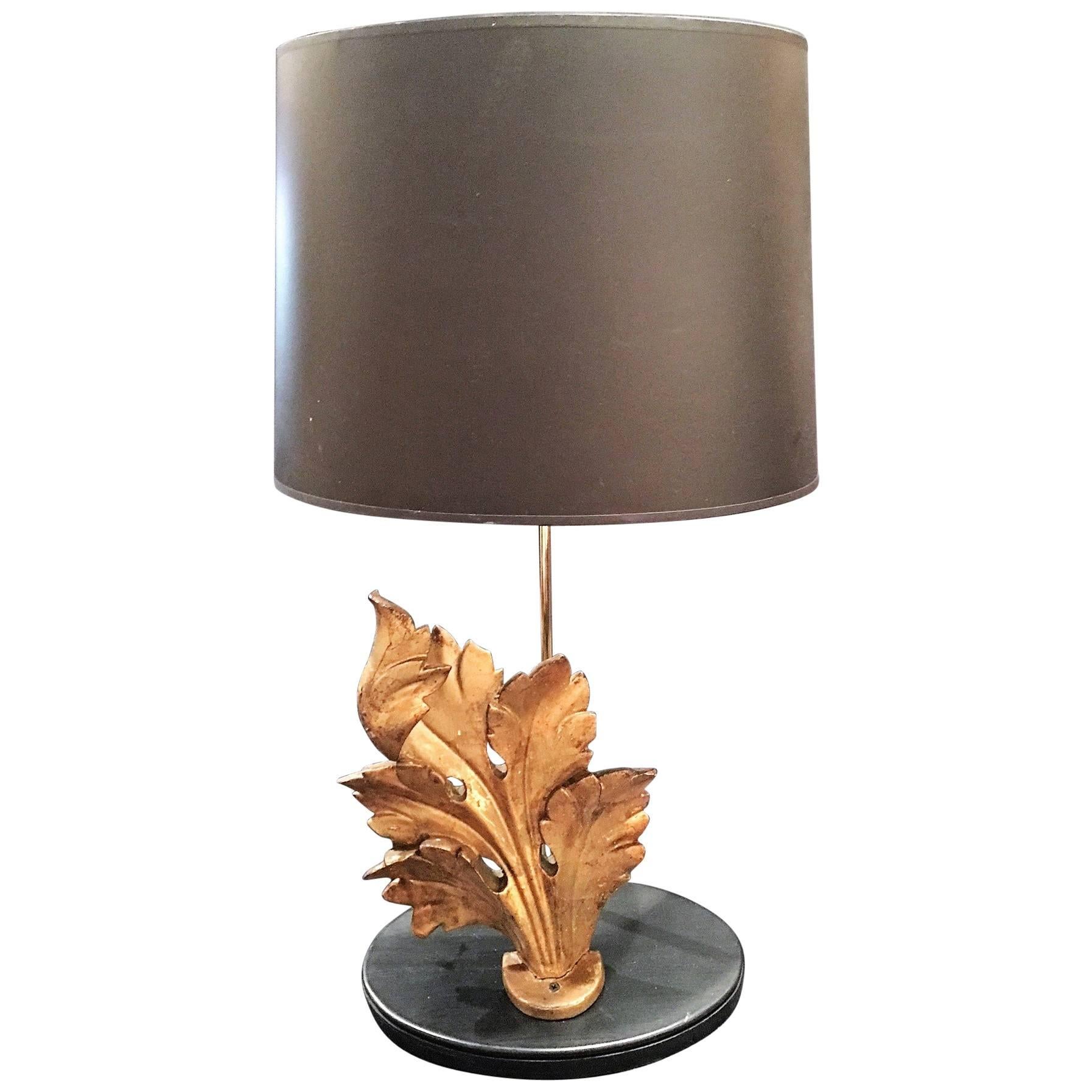 Adorno foliado italiano de madera dorada adaptado como lámpara, S. XIX en venta