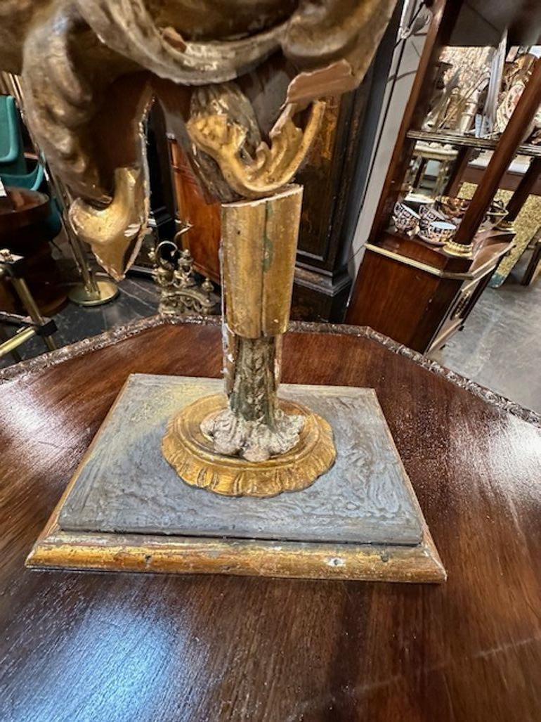 Escultura italiana en fragmento de madera dorada en venta 1