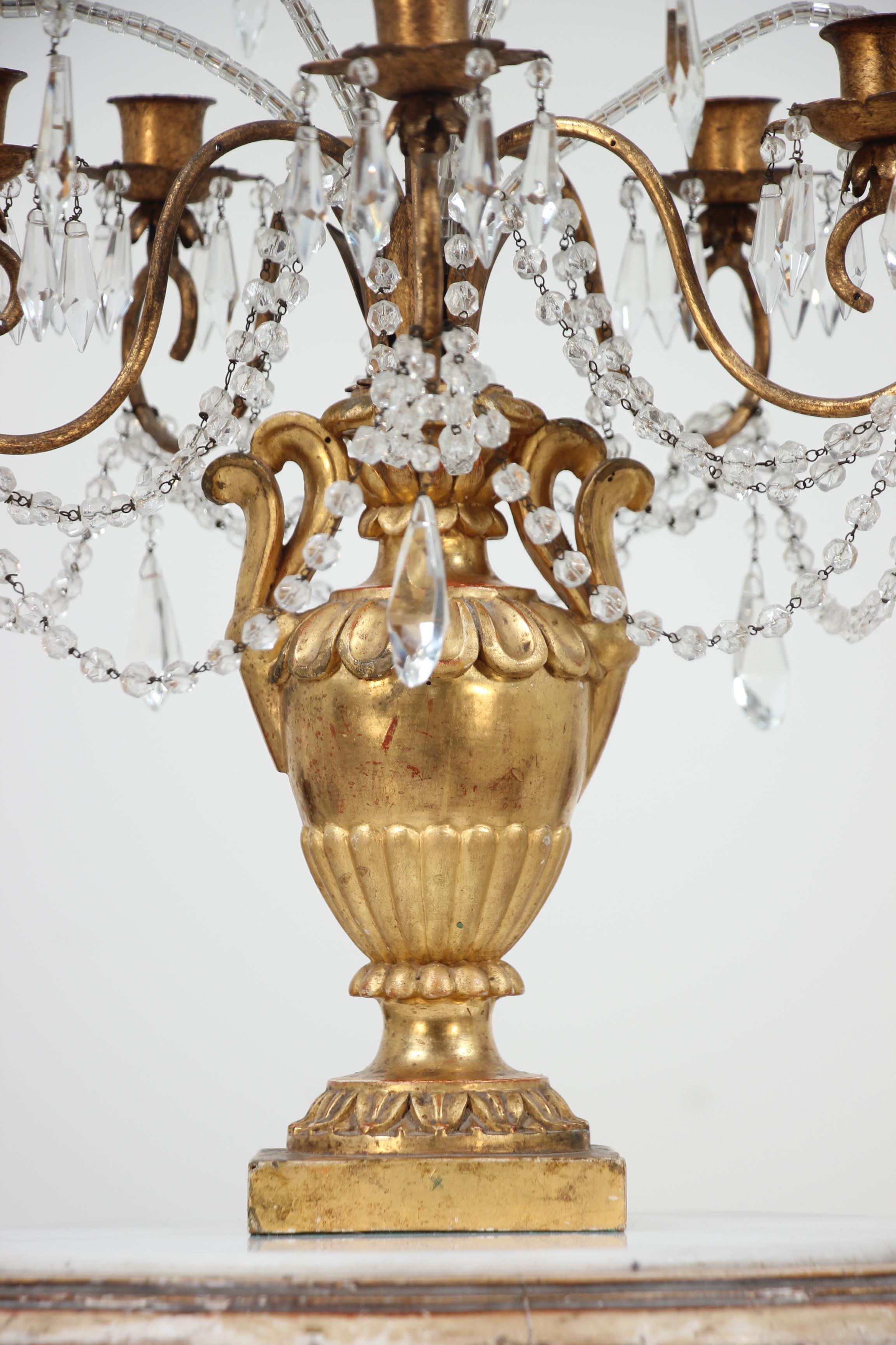 20ième siècle Girandole ou candélabre italien en bois doré, fer et cristal en vente