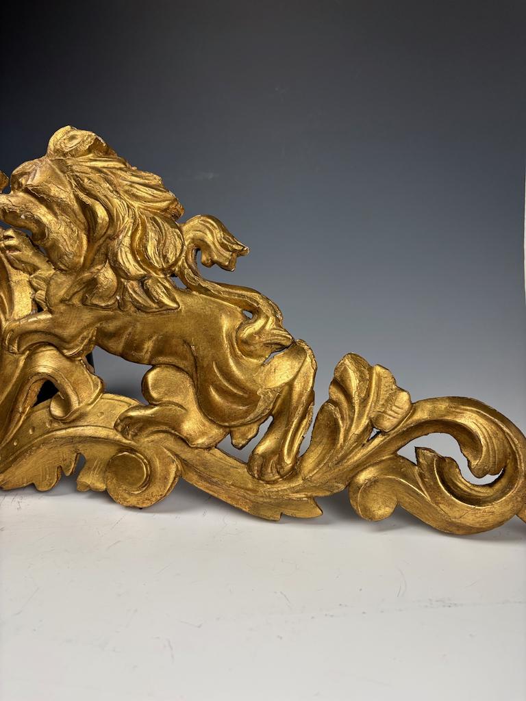 Frontón de León Italiano de Madera Dorada, Siglo XVIII - Decoración Antigua Tallada a Mano en venta 5