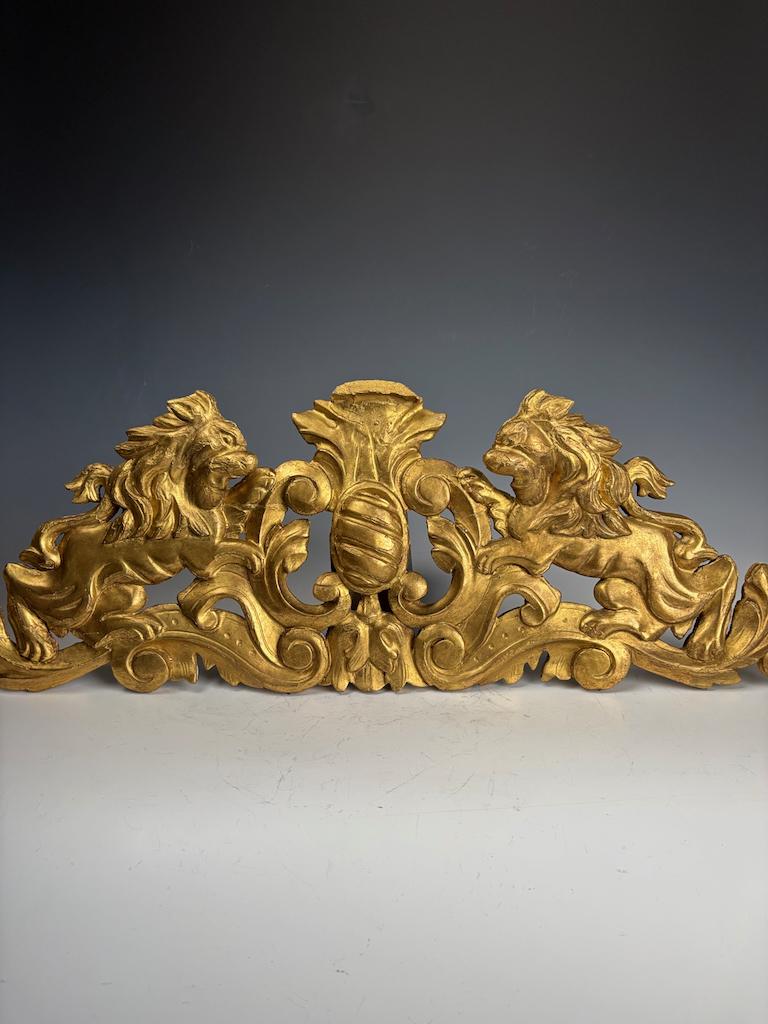 Frontón de León Italiano de Madera Dorada, Siglo XVIII - Decoración Antigua Tallada a Mano en venta 7