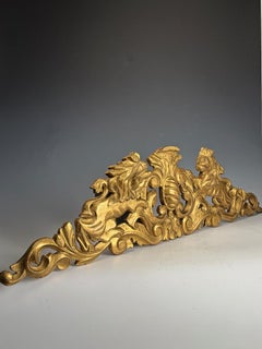 Italian Giltwood Lion Pediment, 18th Century – Hand-Carved Antique Décor