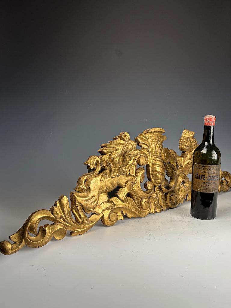 Frontón de León Italiano de Madera Dorada, Siglo XVIII - Decoración Antigua Tallada a Mano en Bueno estado para la venta en Lincoln, GB