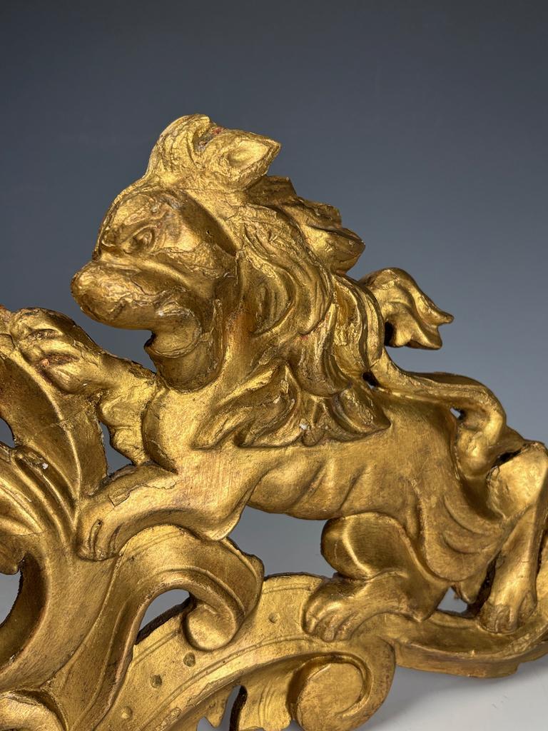 Frontón de León Italiano de Madera Dorada, Siglo XVIII - Decoración Antigua Tallada a Mano siglo XVIII y antes en venta