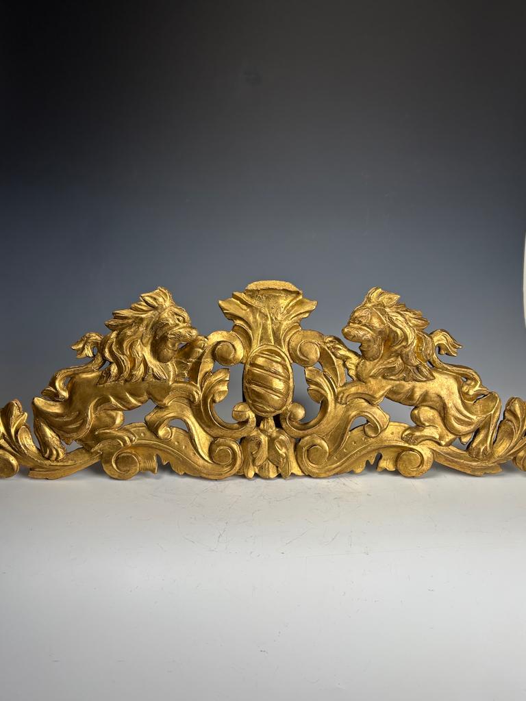 Frontón de León Italiano de Madera Dorada, Siglo XVIII - Decoración Antigua Tallada a Mano Madera dorada en venta
