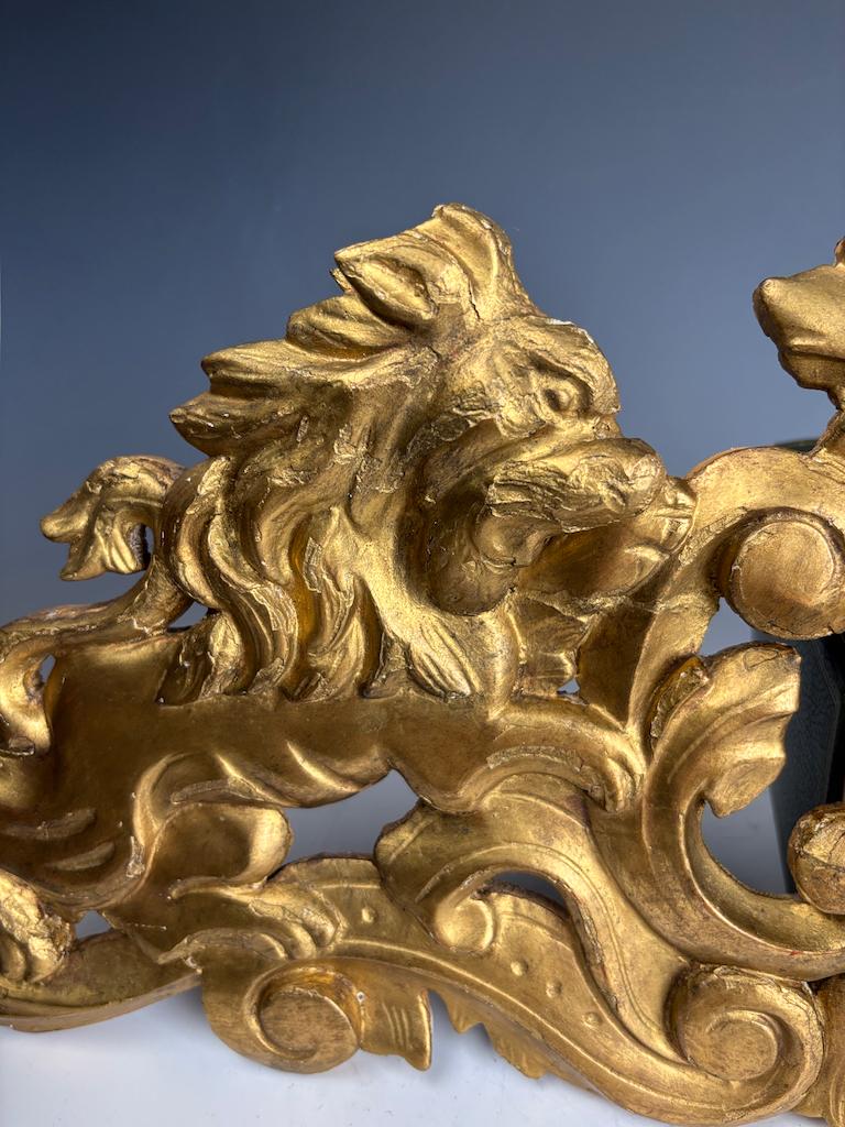 Frontón de León Italiano de Madera Dorada, Siglo XVIII - Decoración Antigua Tallada a Mano en venta 1