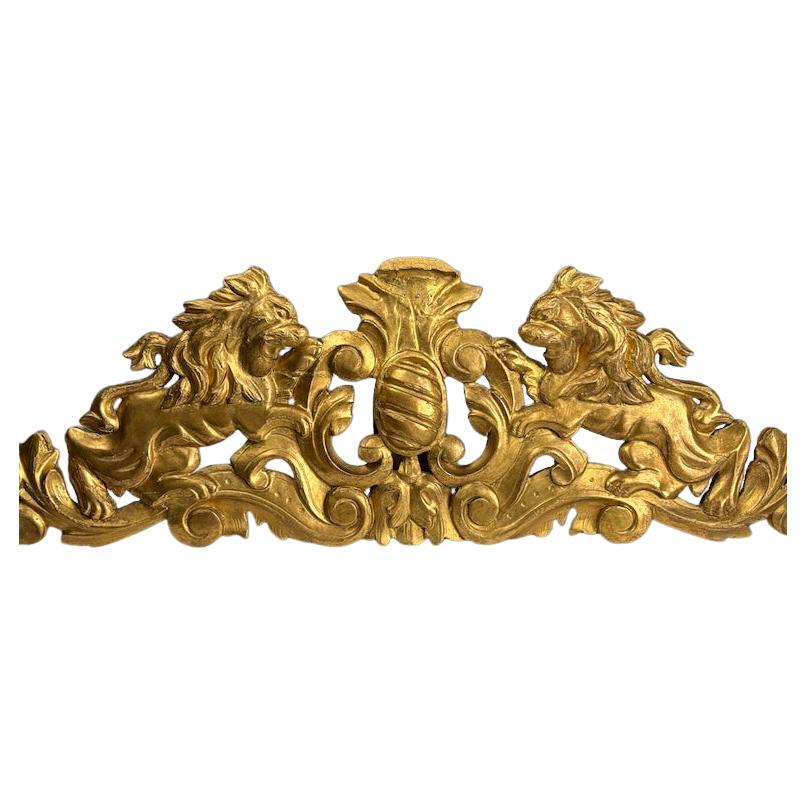 Frontón de León Italiano de Madera Dorada, Siglo XVIII - Decoración Antigua Tallada a Mano en venta