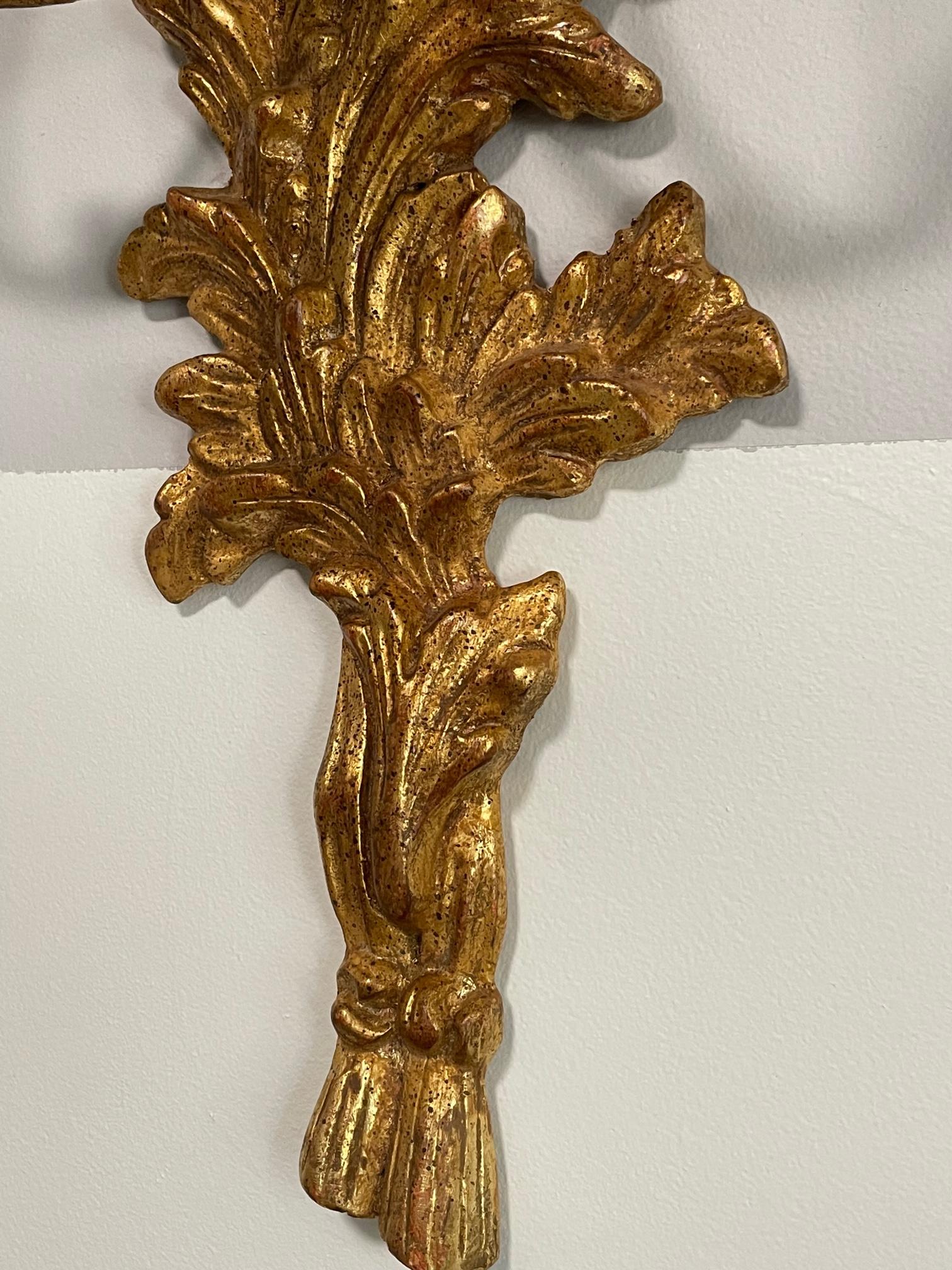 Appliques italiennes sculptées à 3 bras de style Louis XVI en bois doré en vente 3