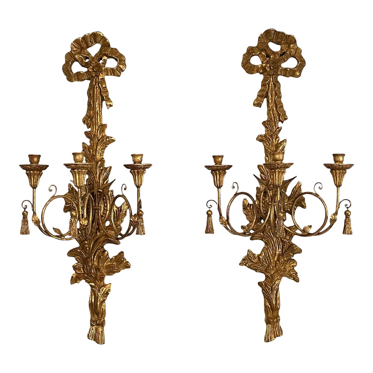 Appliques italiennes sculptées à 3 bras de style Louis XVI en bois doré en vente