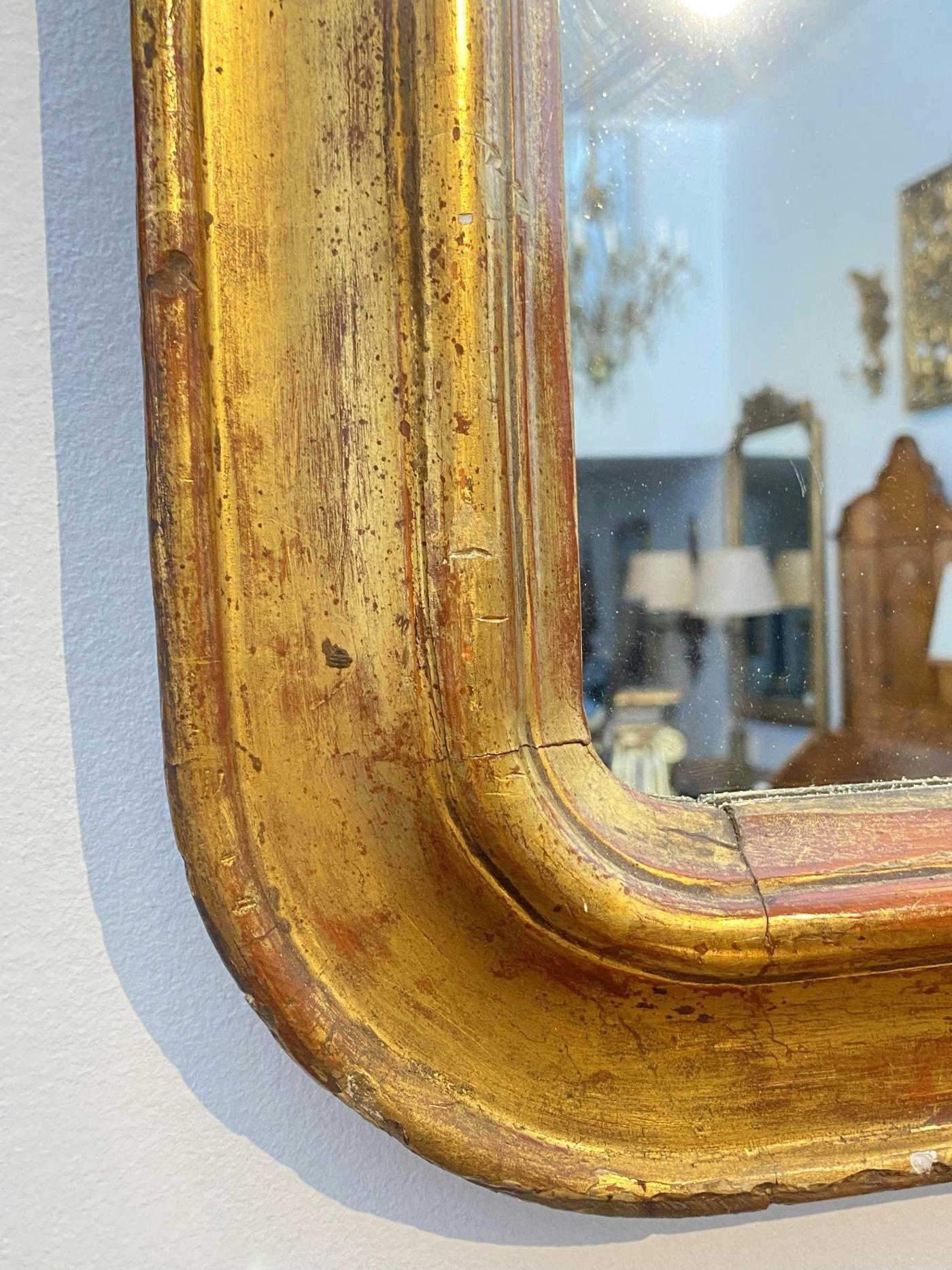 Il piatto ad arco di forma rettangolare con bordi modanati