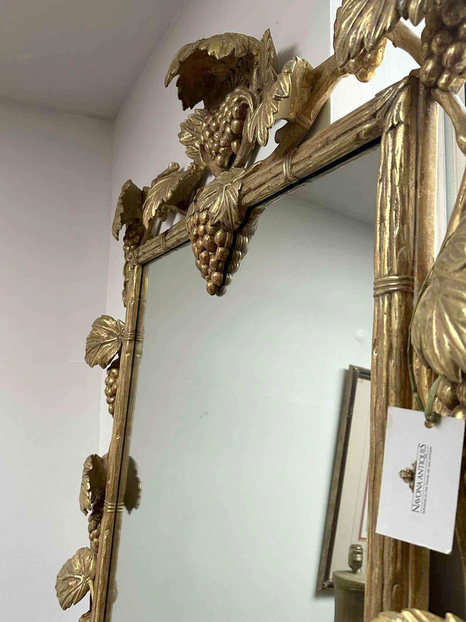 Miroir italien en bois doré en vente 1