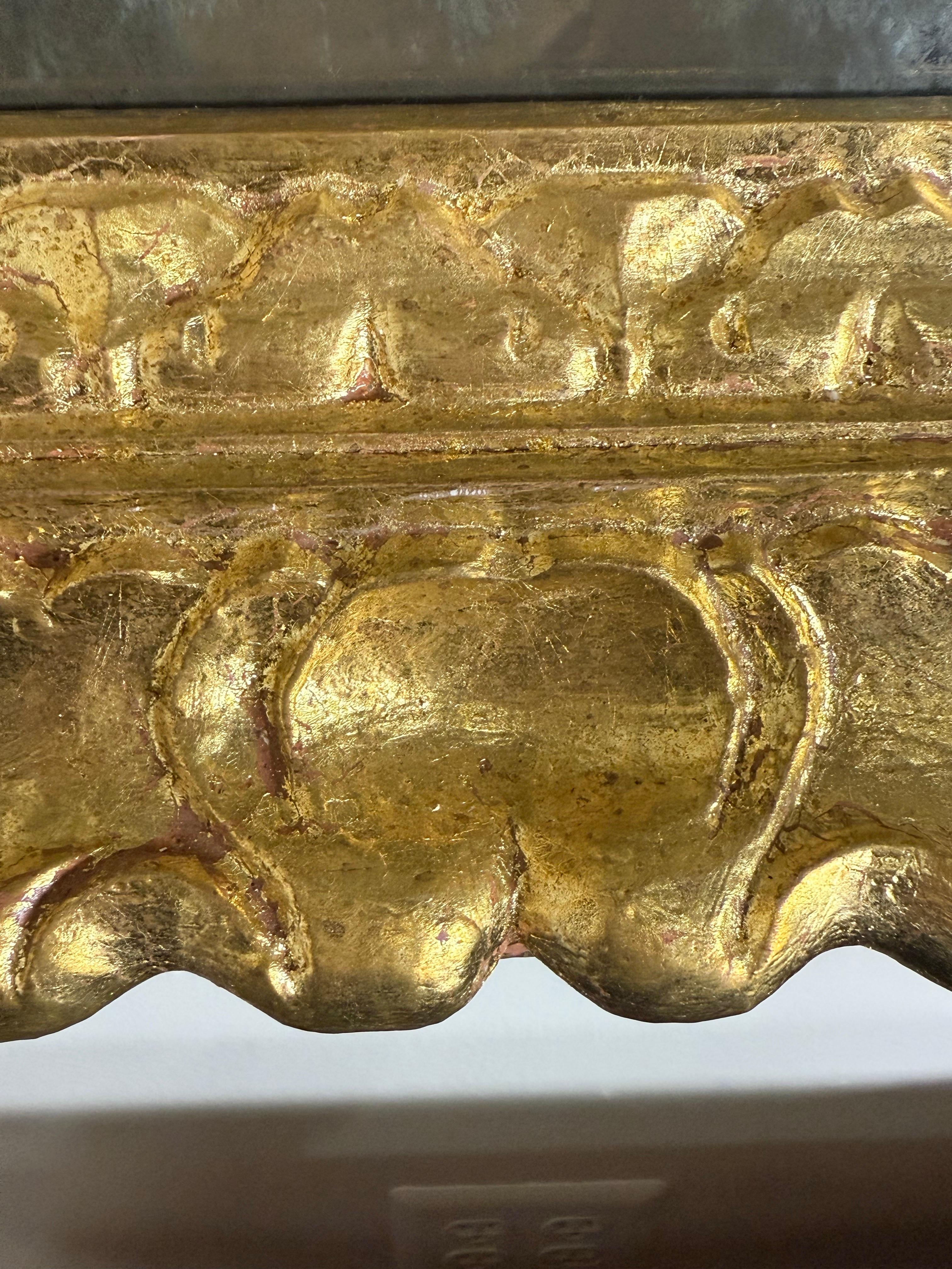 Legno dorato Specchio in legno d'orato italiano con vetro ossidato profondo in vendita