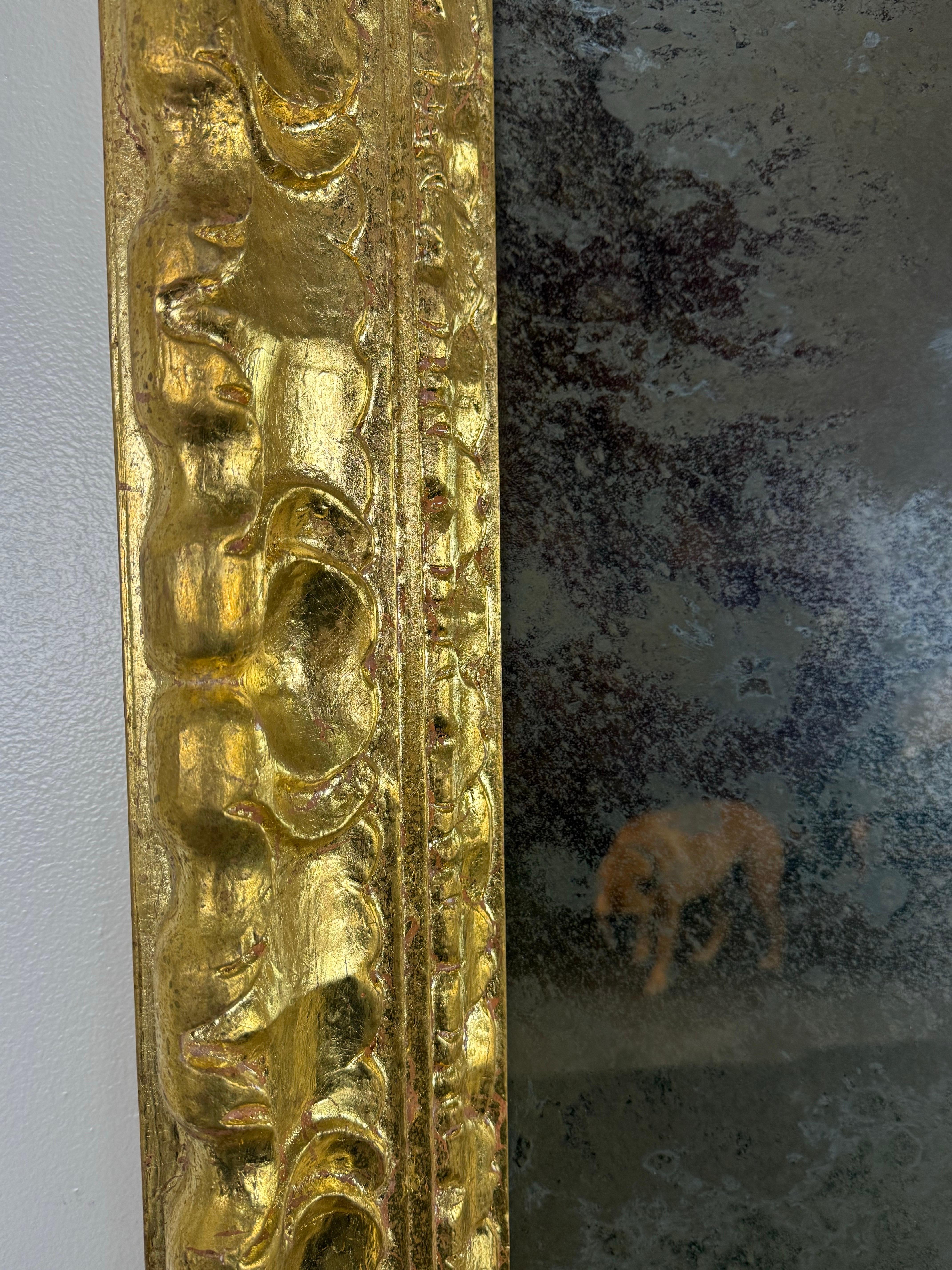 Specchio in legno d'orato italiano con vetro ossidato profondo in vendita 1