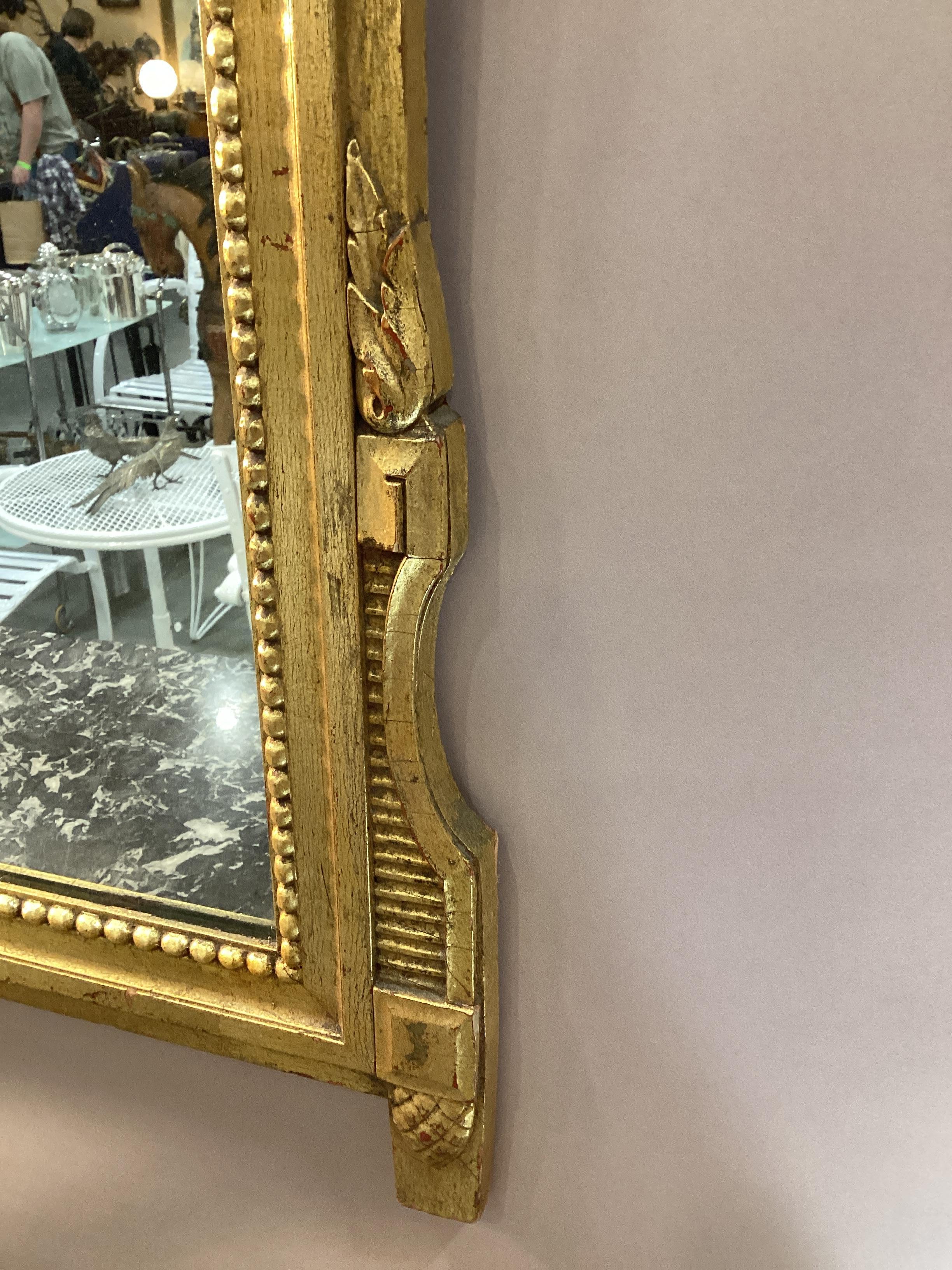 Italienischer Spiegel aus Giltholz im neoklassischen Stil  (20. Jahrhundert) im Angebot