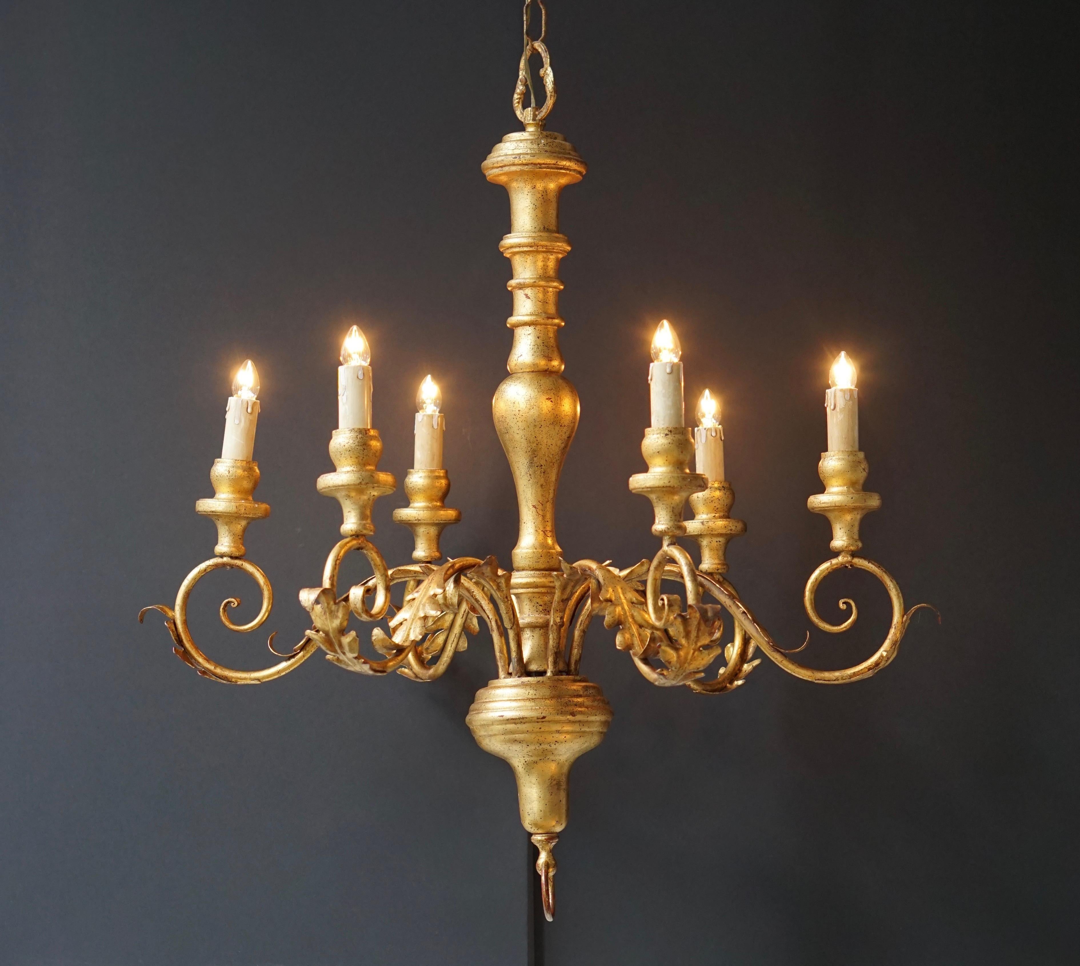 Lampadario italiano a sei bracci in legno dorato In condizioni buone in vendita a Antwerp, BE
