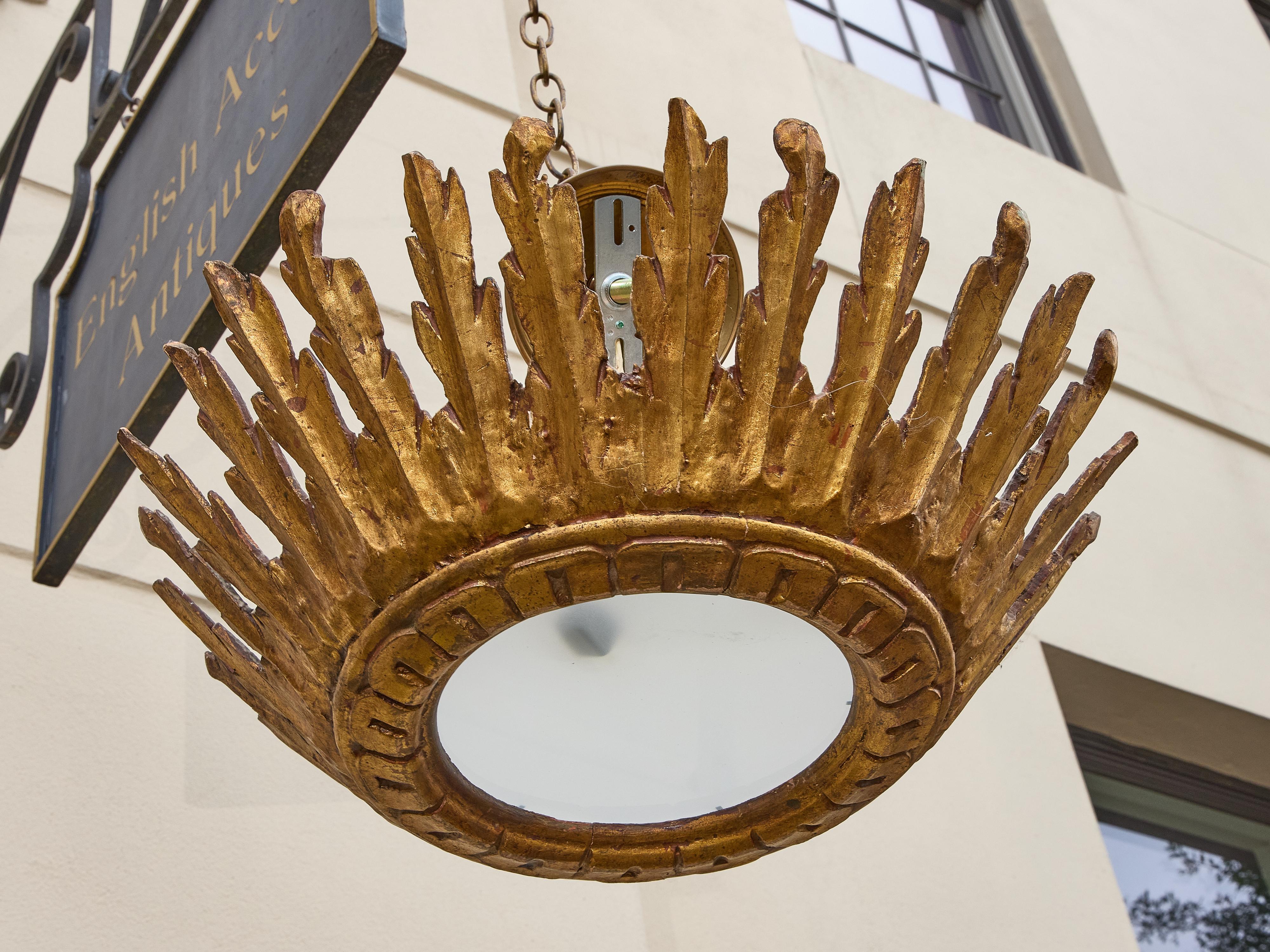Italian Giltwood Sunburst Chandelier with Frosted Glass Diffuser, circa 1930 For Sale 1