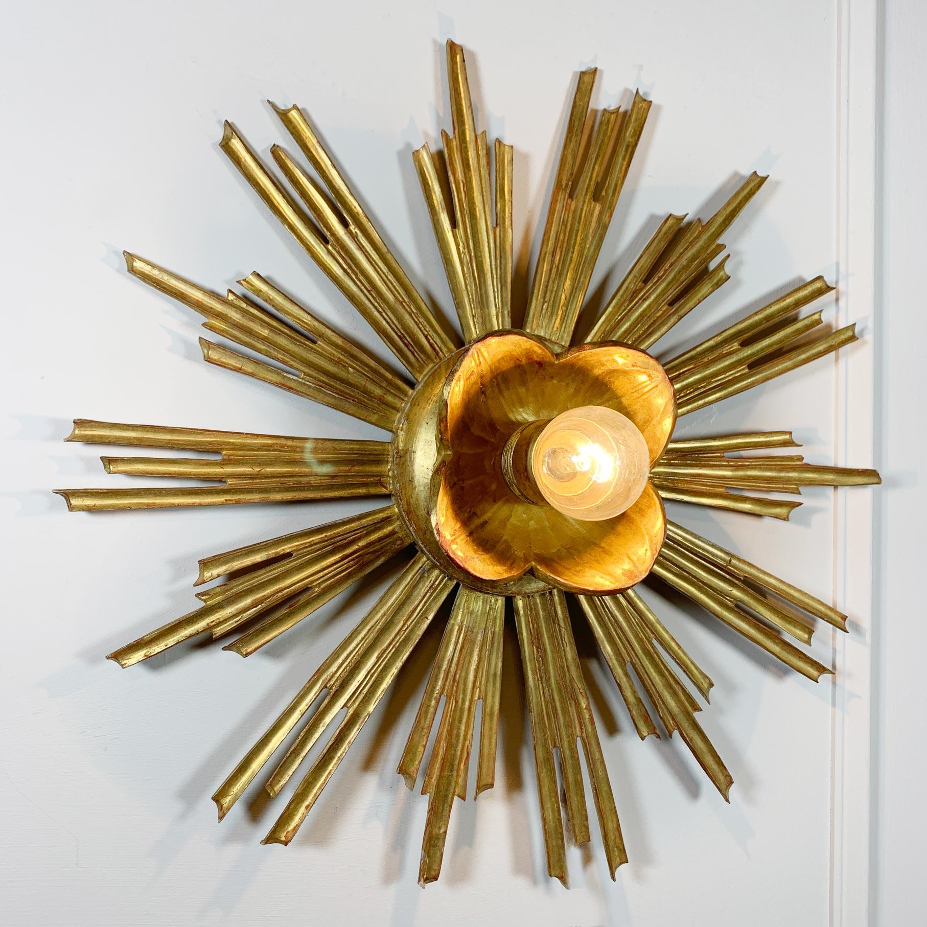 Lampada a filo in legno dorato lavorato a mano, italiana e risalente agli anni '50, ospita una singola lampadina E27 (Large Screw In Bulb).

Nel rosone sono presenti due fori di fissaggio che permettono di fissare la luce con delle