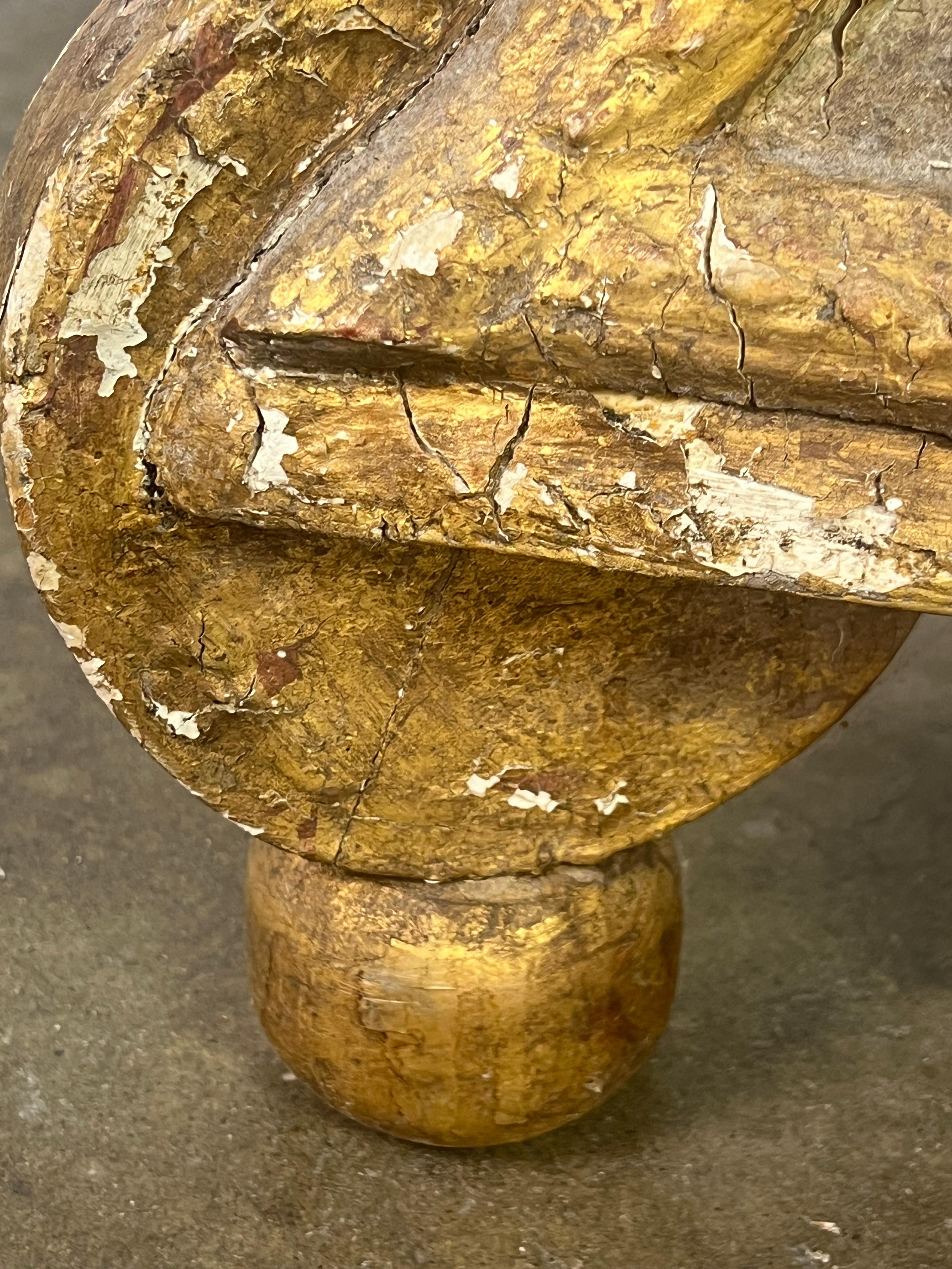 Mesa trípode italiana de madera dorada con tapa de cristal en venta 3