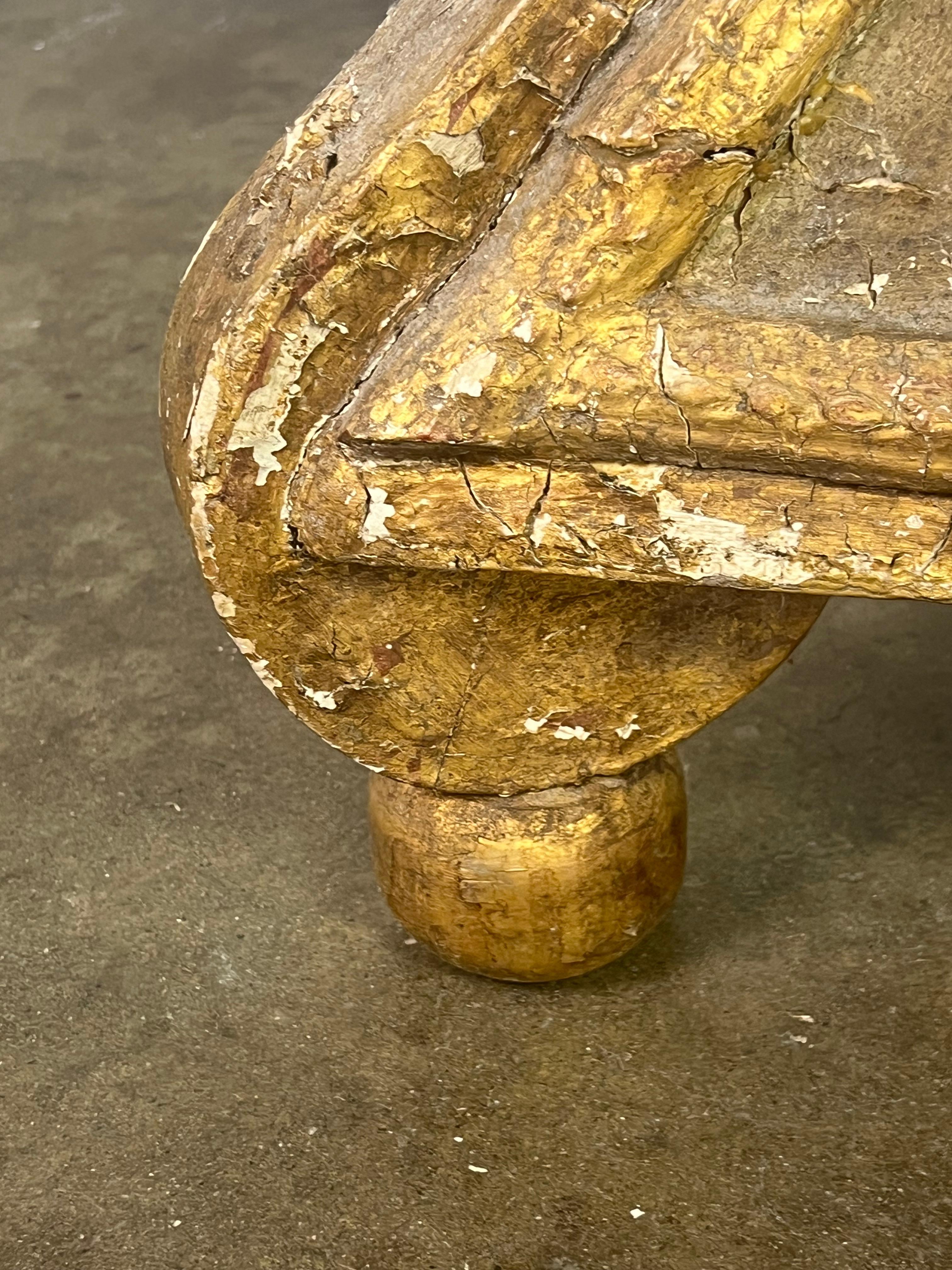 Mesa trípode italiana de madera dorada con tapa de cristal en venta 4