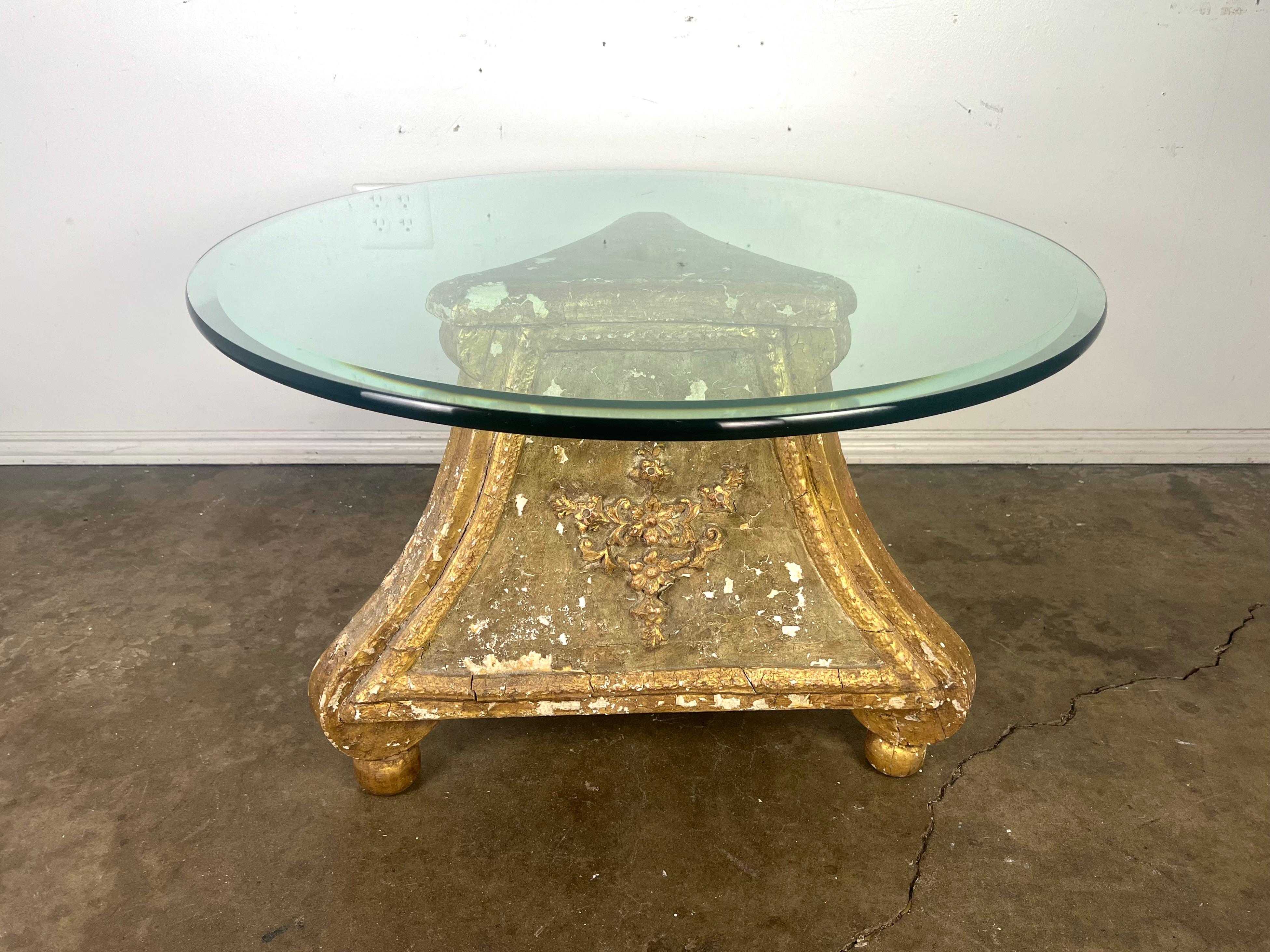 Italienischer Dreibeintisch aus Giltwood mit Glasplatte (Neoklassisch) im Angebot