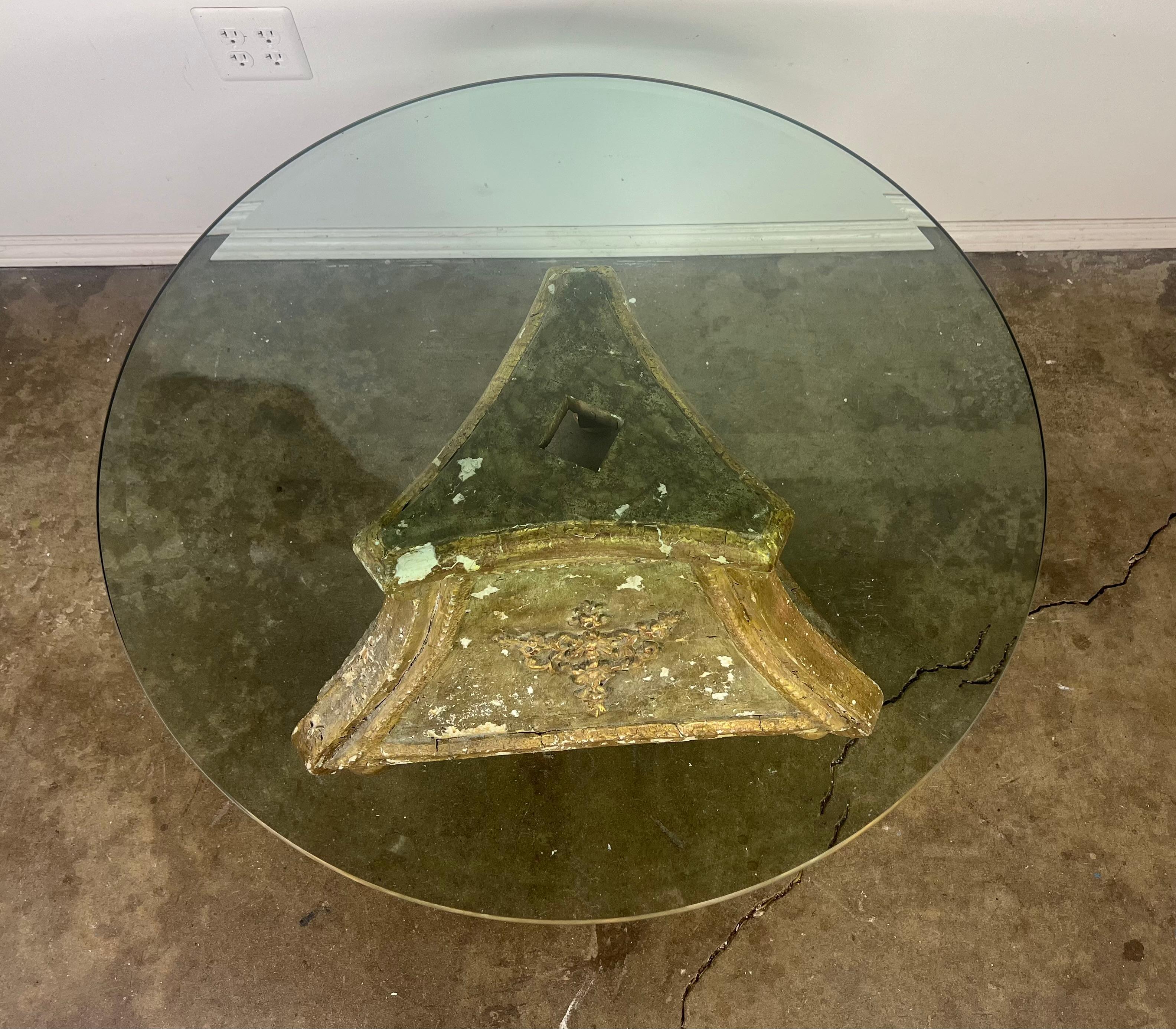 Italienischer Dreibeintisch aus Giltwood mit Glasplatte im Zustand „Starke Gebrauchsspuren“ im Angebot in Los Angeles, CA