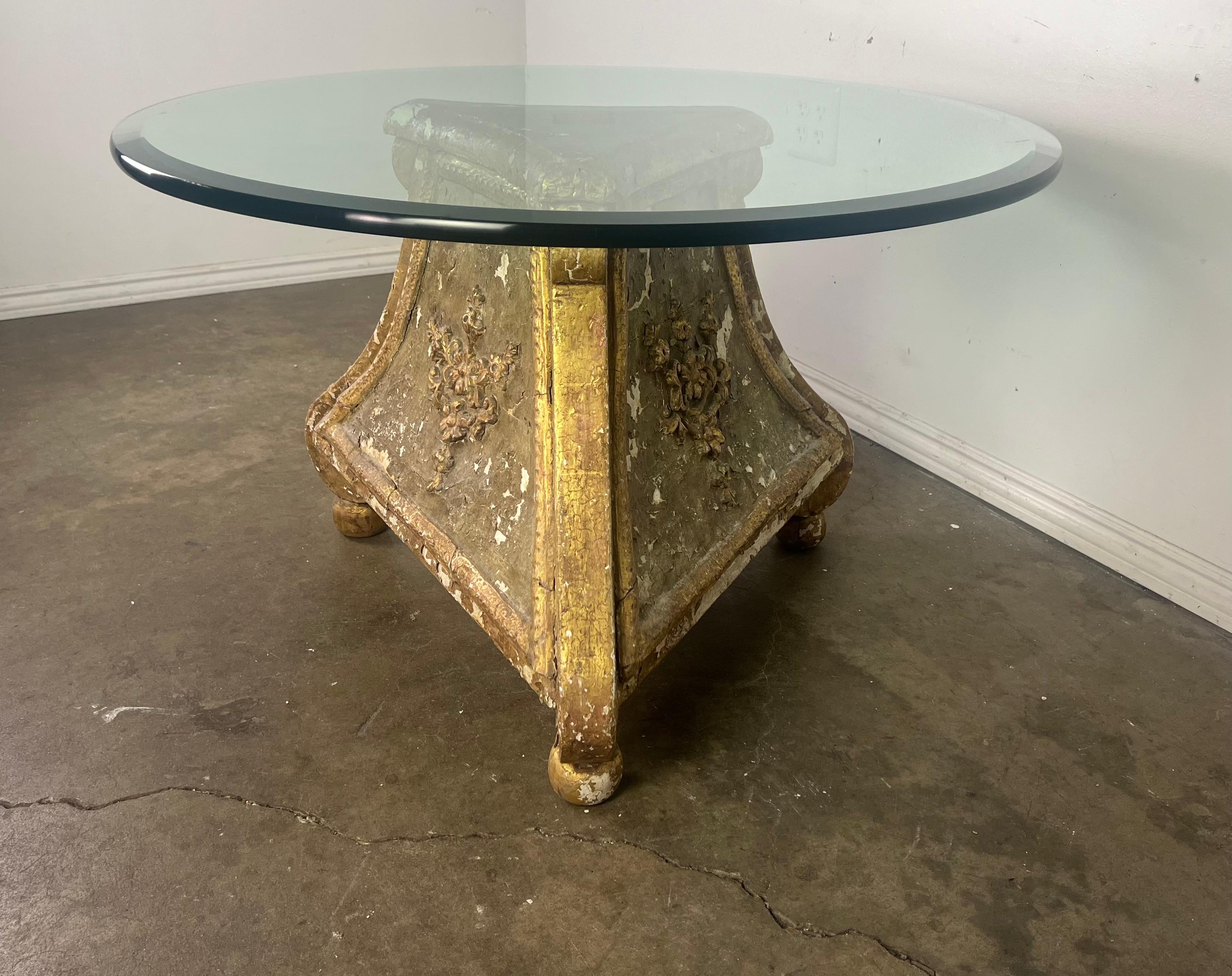 Italienischer Dreibeintisch aus Giltwood mit Glasplatte (19. Jahrhundert) im Angebot