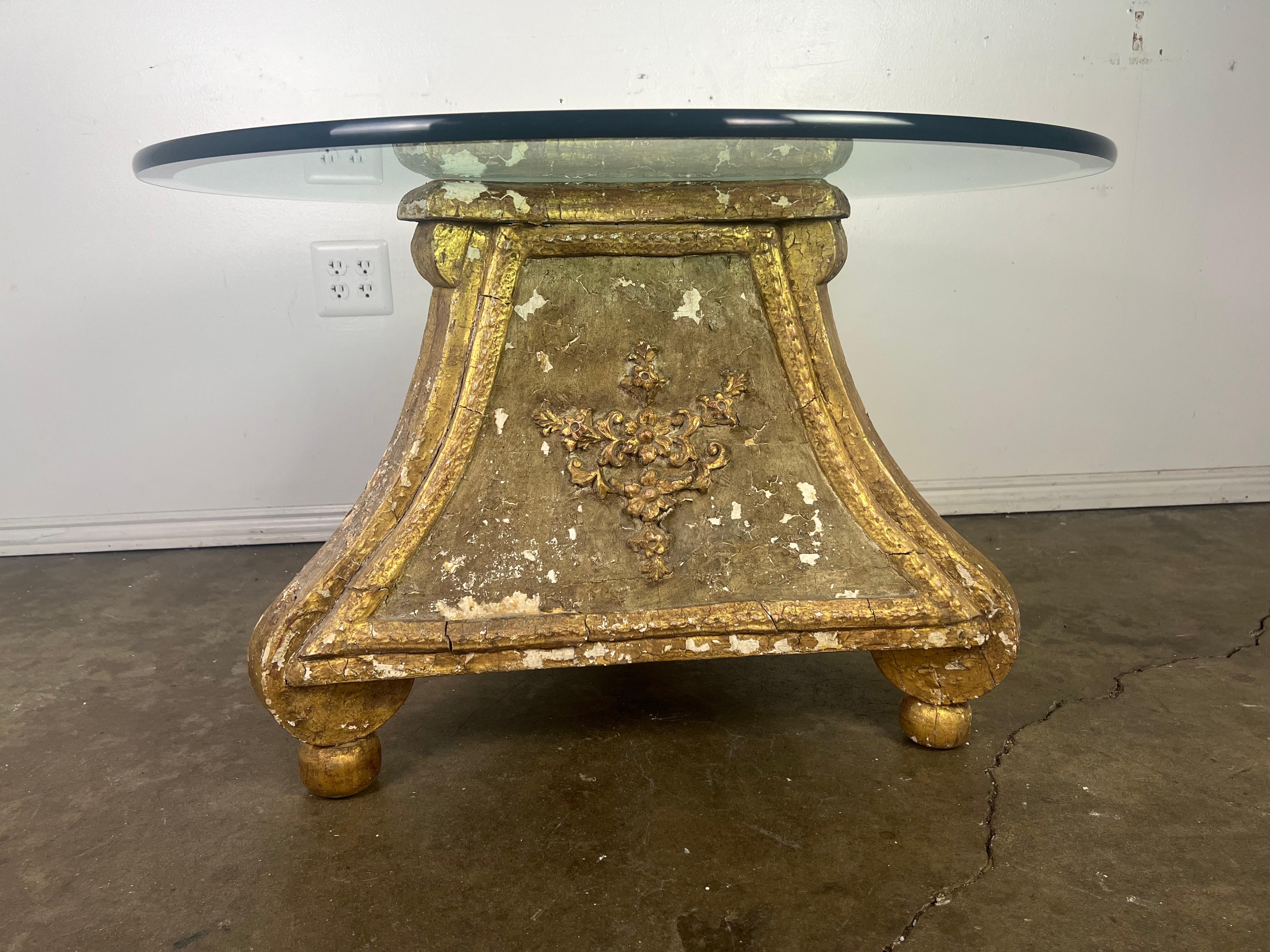 Italienischer Dreibeintisch aus Giltwood mit Glasplatte im Angebot 2