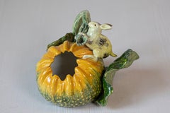 Vase en majolique italienne Ginori en forme de citrouille avec lapin mangeant une branche