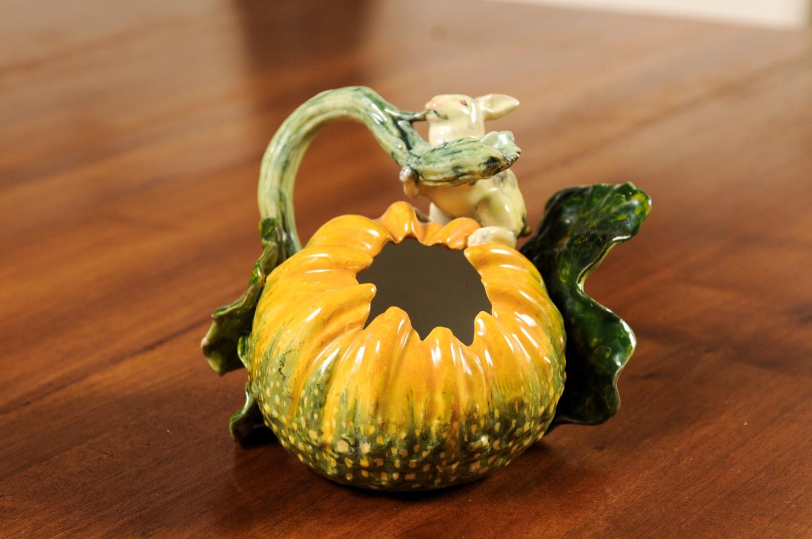 Italienische italienische Ginori Majolika-Vase in Pumpkinform mit Kaninchen, der einen Zweig schlägt (Glasiert) im Angebot