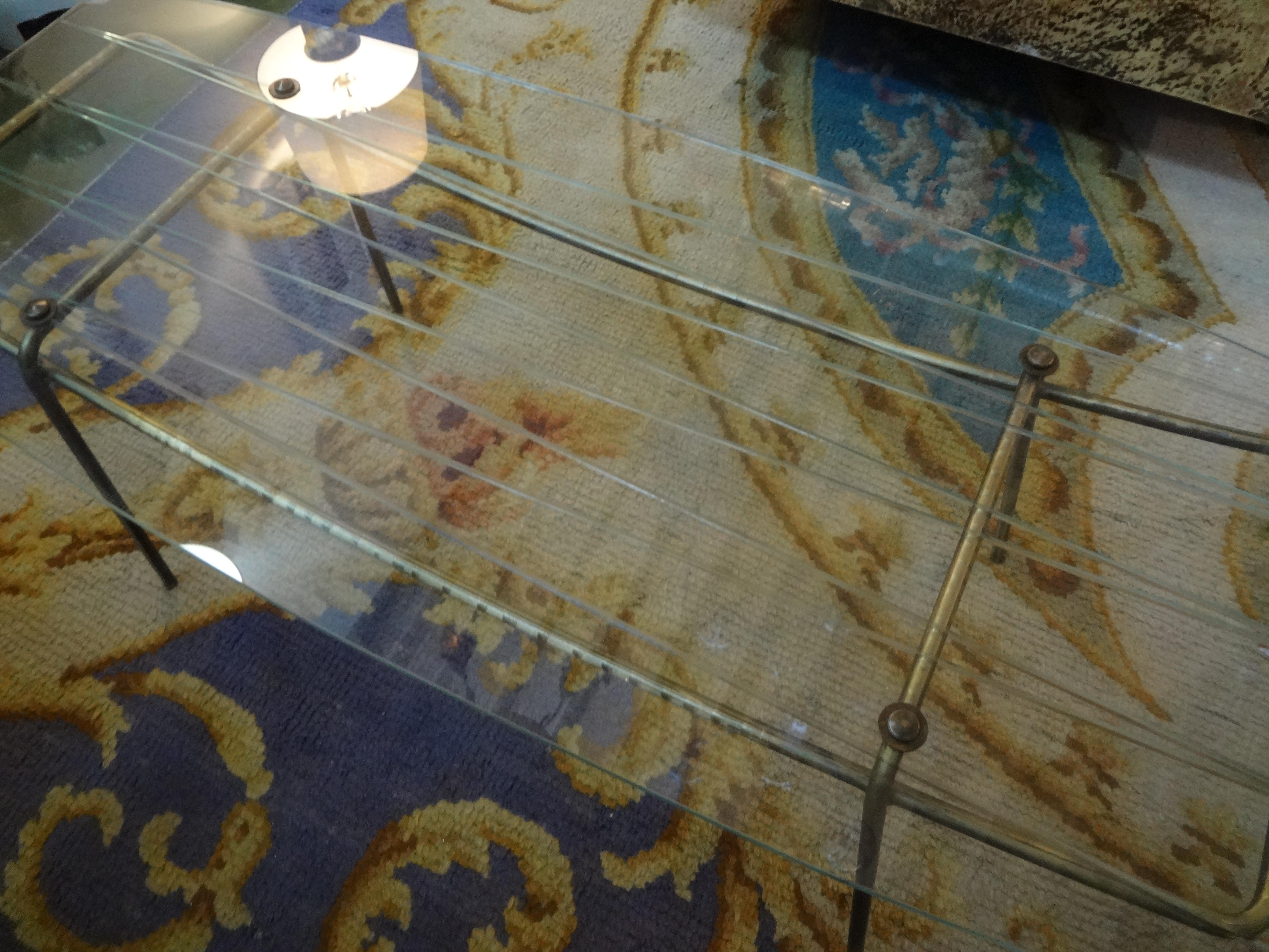 Table de cocktail italienne de style Gio Ponti en bronze ou en laiton avec un plateau en verre gravé inhabituel, vers 1960. Cette élégante table basse ou table basse italienne de style mi-siècle moderne s'intègre dans une variété d'intérieurs. Le
