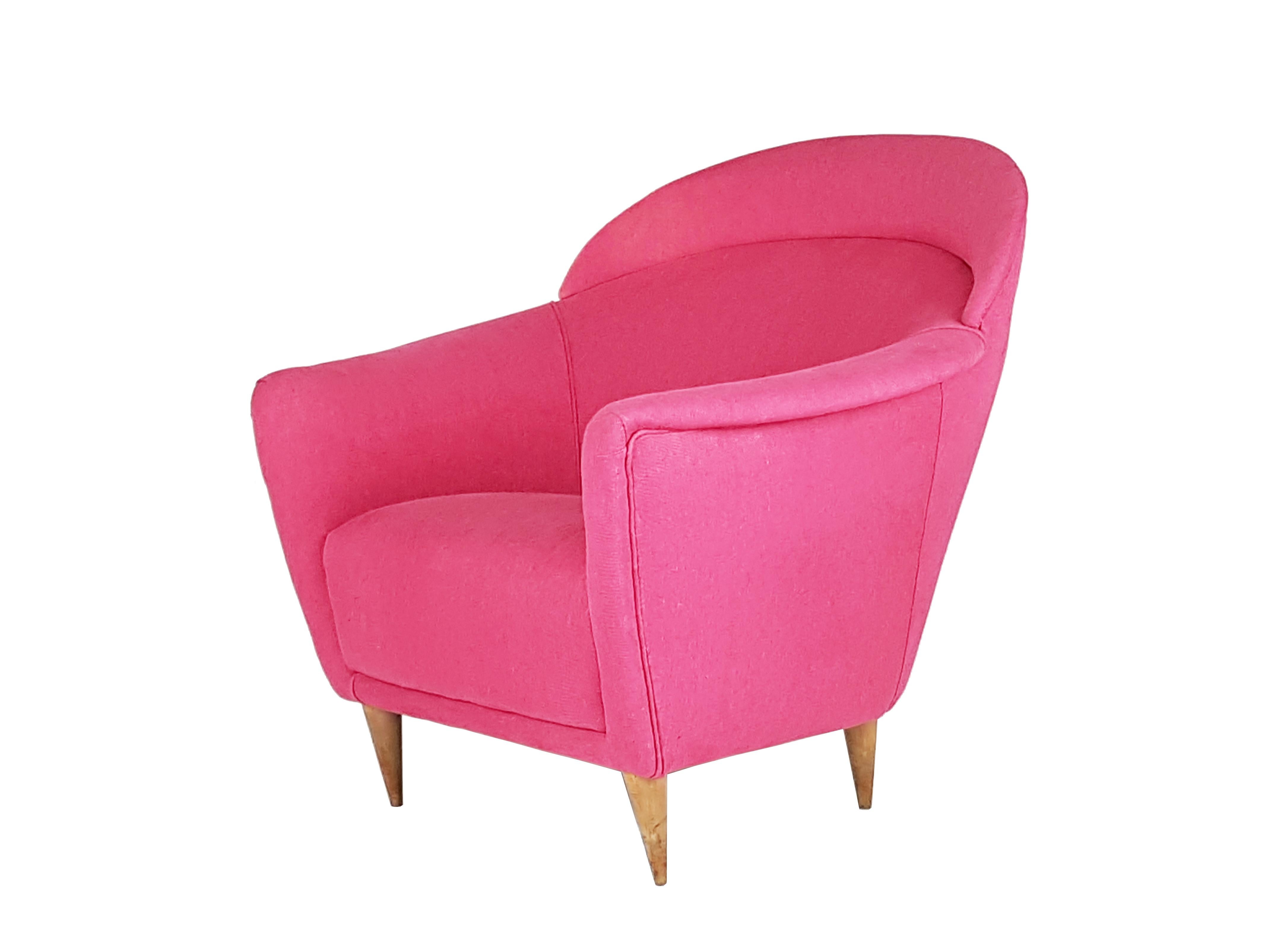 This beautiful cushioned armchair was design and produced in the 1950s. Its shape, style and quality resembles similar contemporary products design by Gio Ponti or Ico Parisi. The armchair has been re-upholstered with a hot pink 