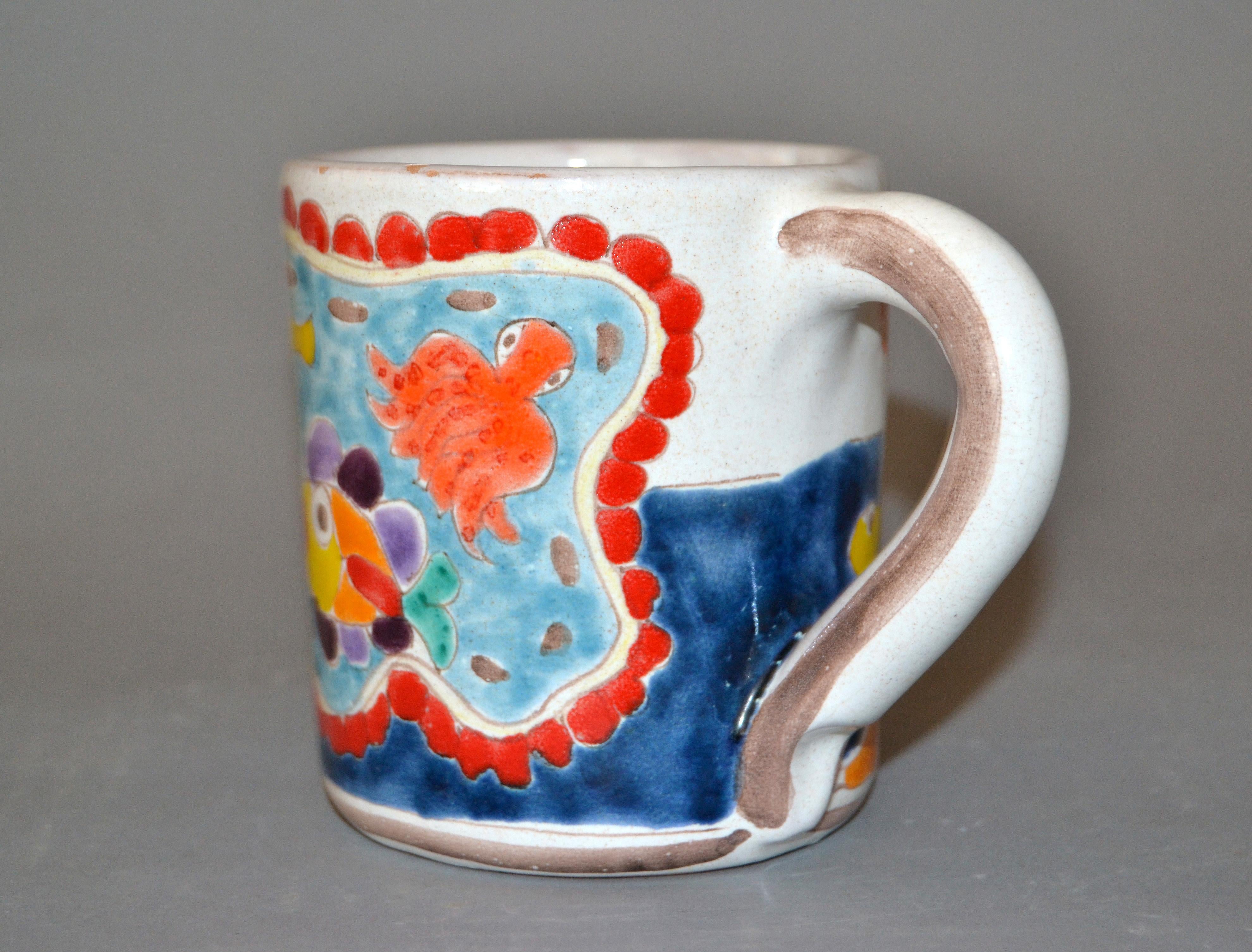 Italian Giovanni DeSimone Hand Painted Art Pottery Decor Mug, Cup Fish Family (Ende des 20. Jahrhunderts)