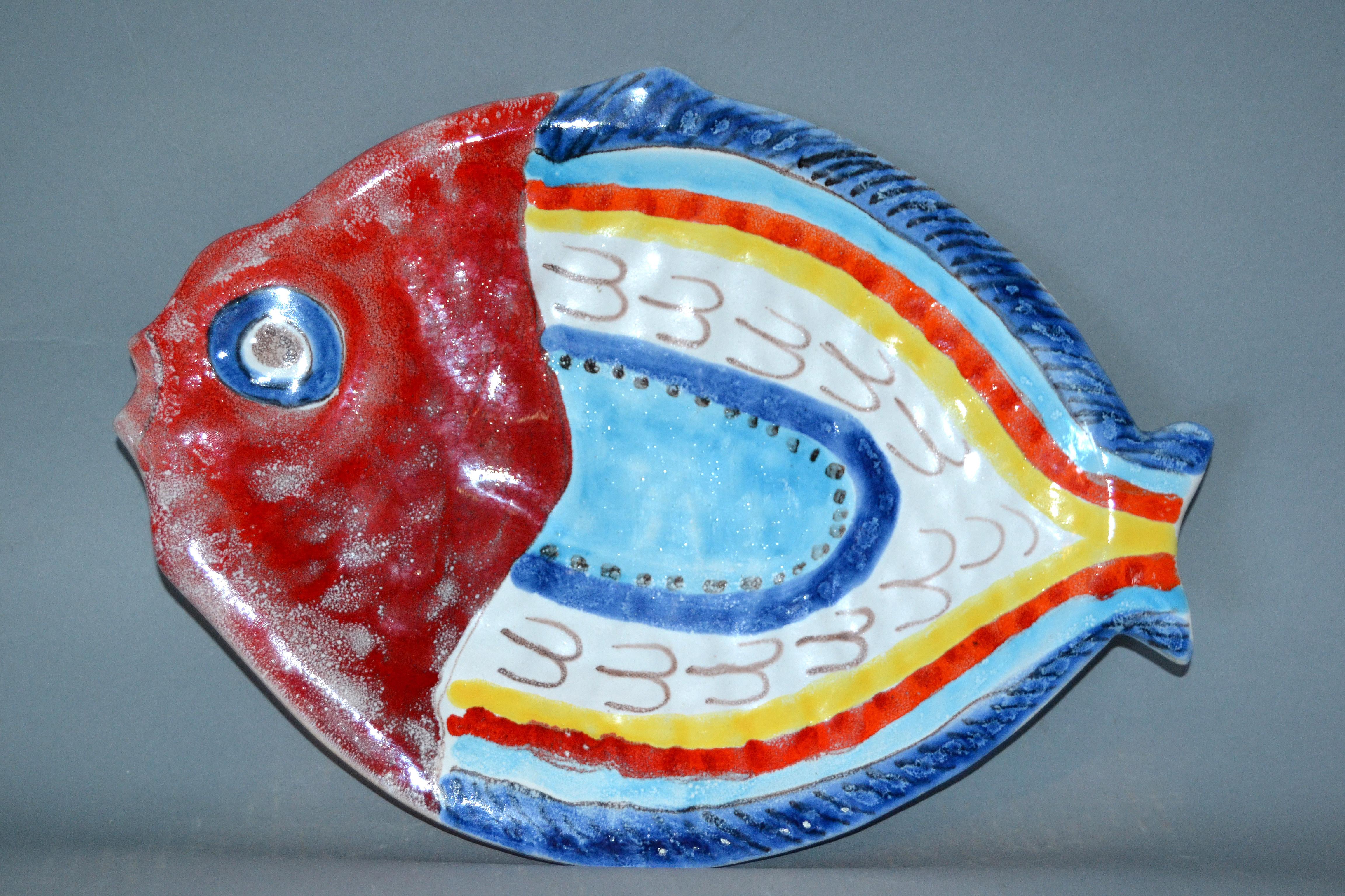 Assiette de service en poterie italienne Giovanni DeSimone, peinte à la main, en forme de poisson en vente 2