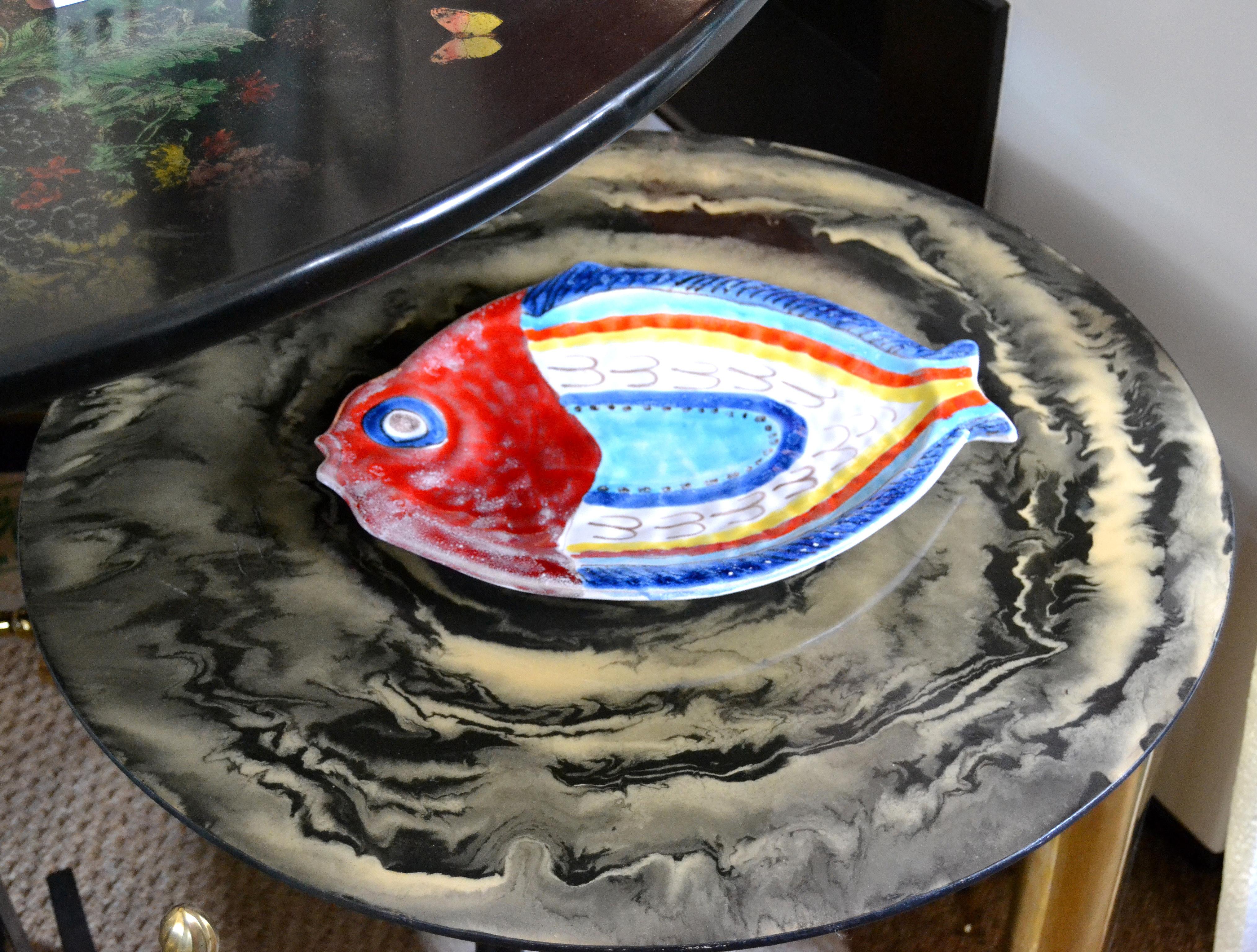 Poterie originale italienne Giovanni DeSimone peinte à la main, plat à poisson, assiette de service.
L'assiette est vernissée et très colorée.
Marqué et numéroté sur le dessous, 