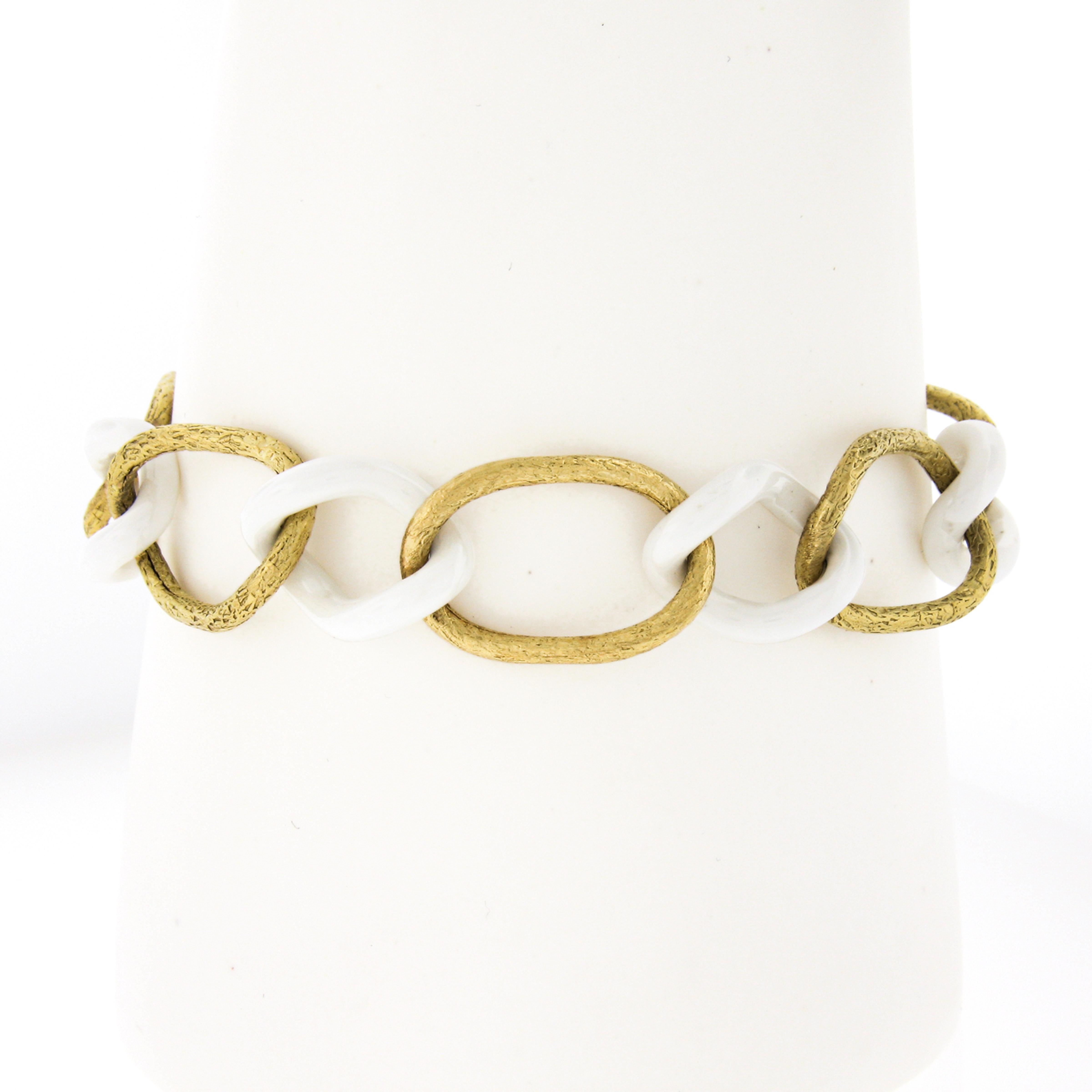 This uniquely and elegantly designed chain link bracelet by Giovanni Marchisio features both, solid 18k yellow gold and white ceramic links that alternate throughout. The oval gold links have an amazing textured finish that looks similar to hammer