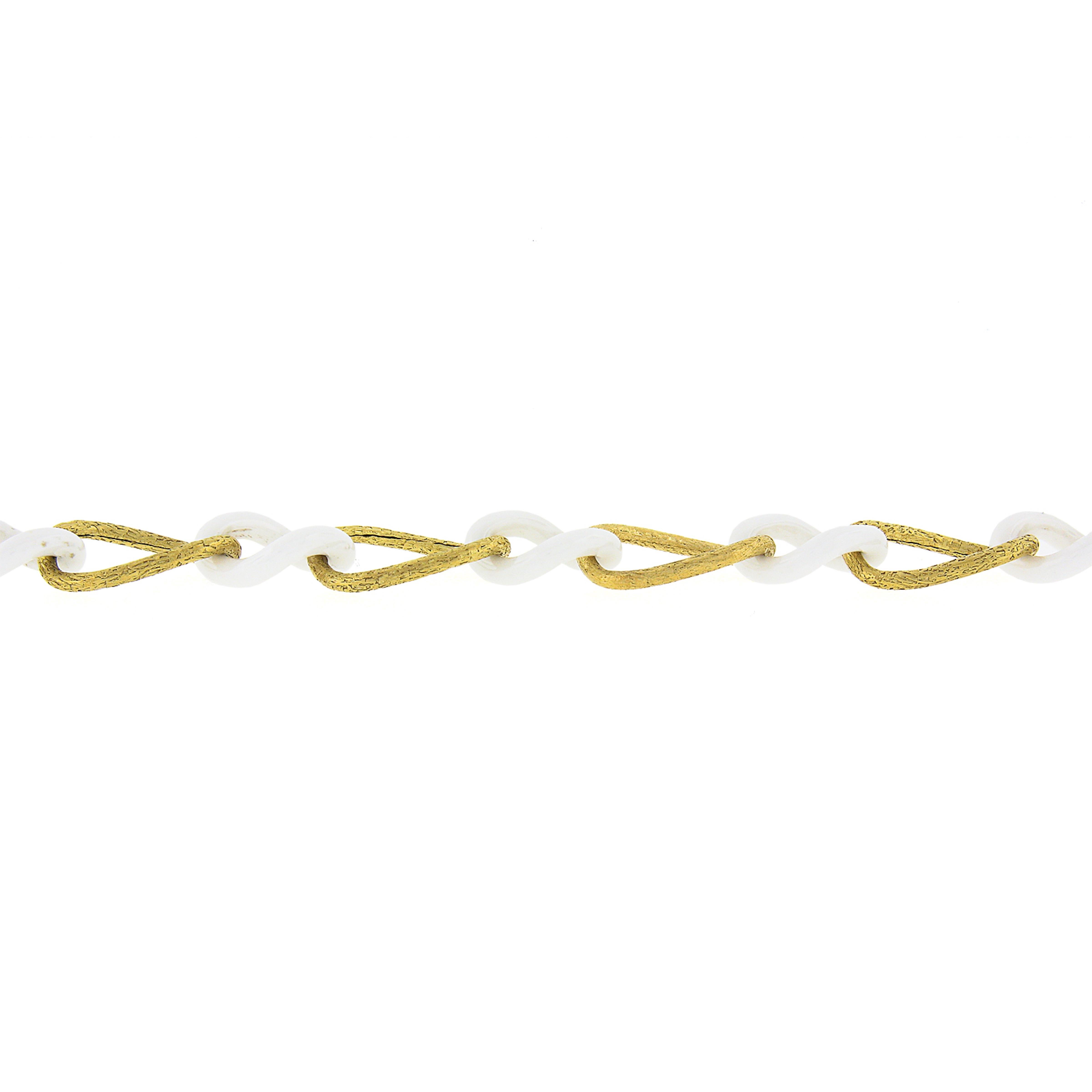 Italian Giovanni Marchiso White Ceramic & 18k Gold Textured Link Chain Bracelet In Good Condition For Sale In Montclair, NJ