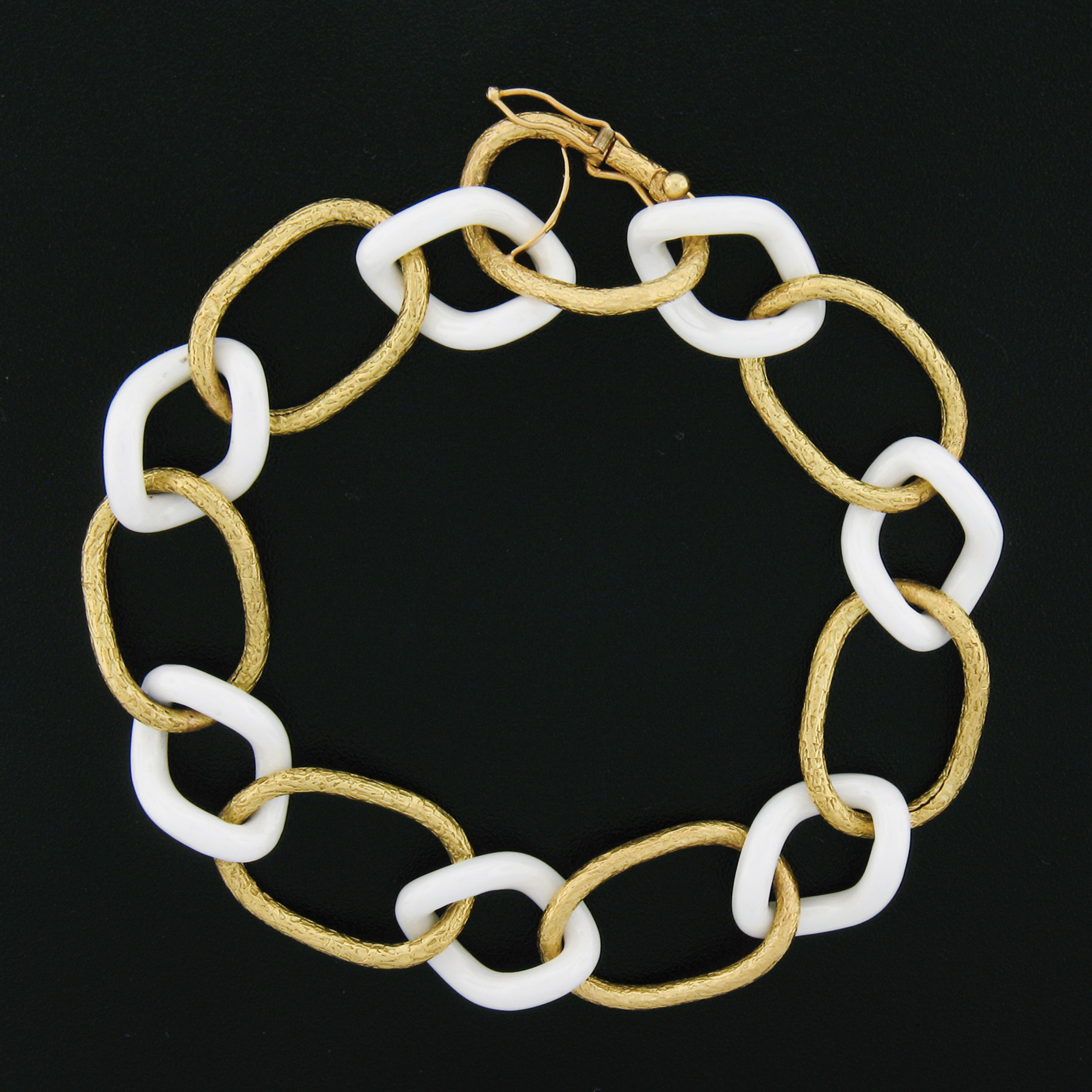 Italian Giovanni Marchiso White Ceramic & 18k Gold Textured Link Chain Bracelet In Good Condition For Sale In Montclair, NJ